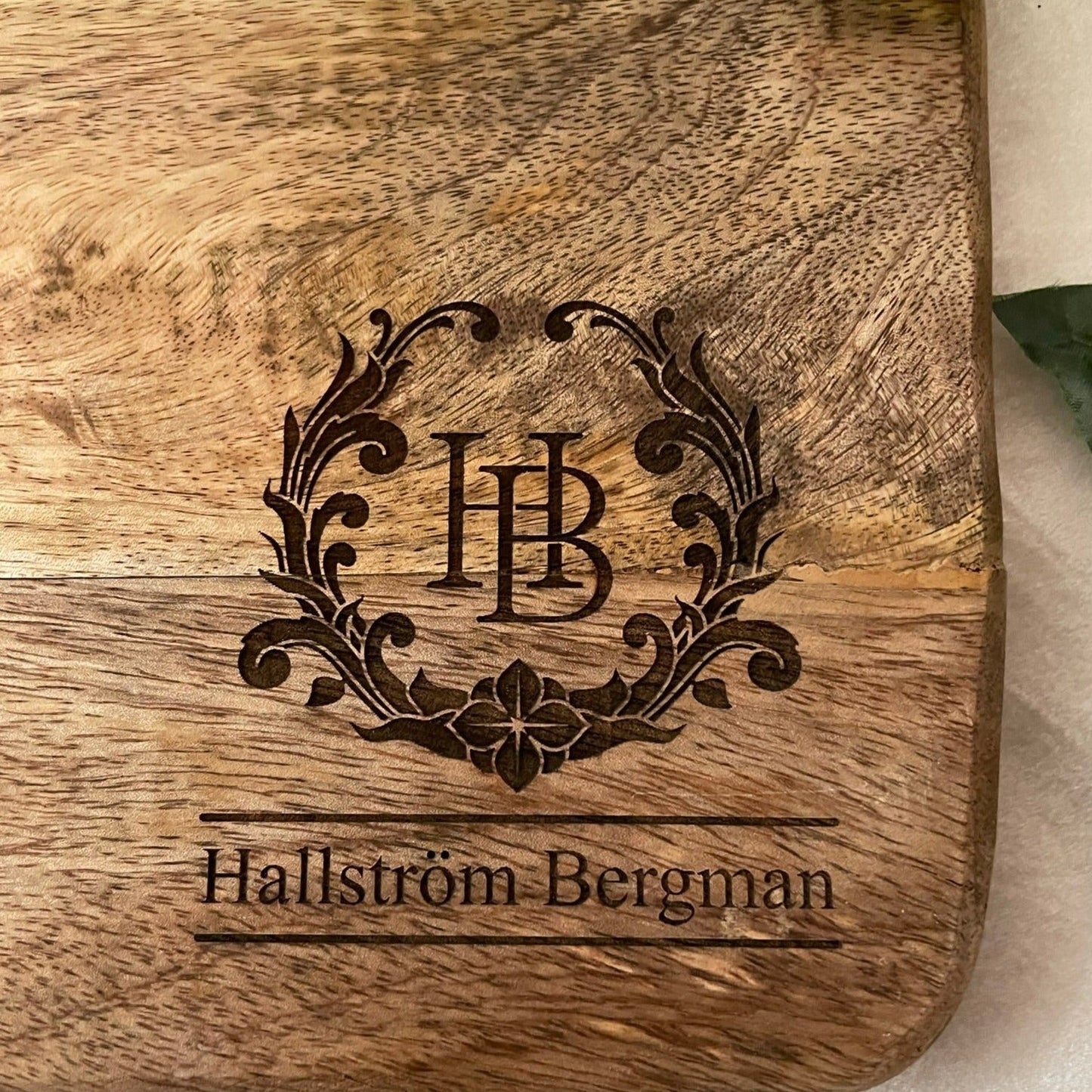 Rund graverad chark/skärbräda med monogram - Motiv 2 - Cotton & Wood