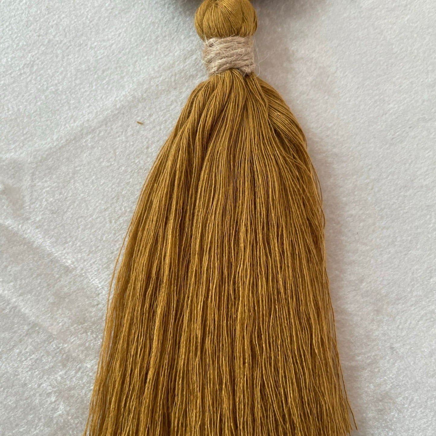 Bokmärke i trä med tassel av bambusnöre - Eat, sleep, read, repeat - Senap - cottonandwood.se