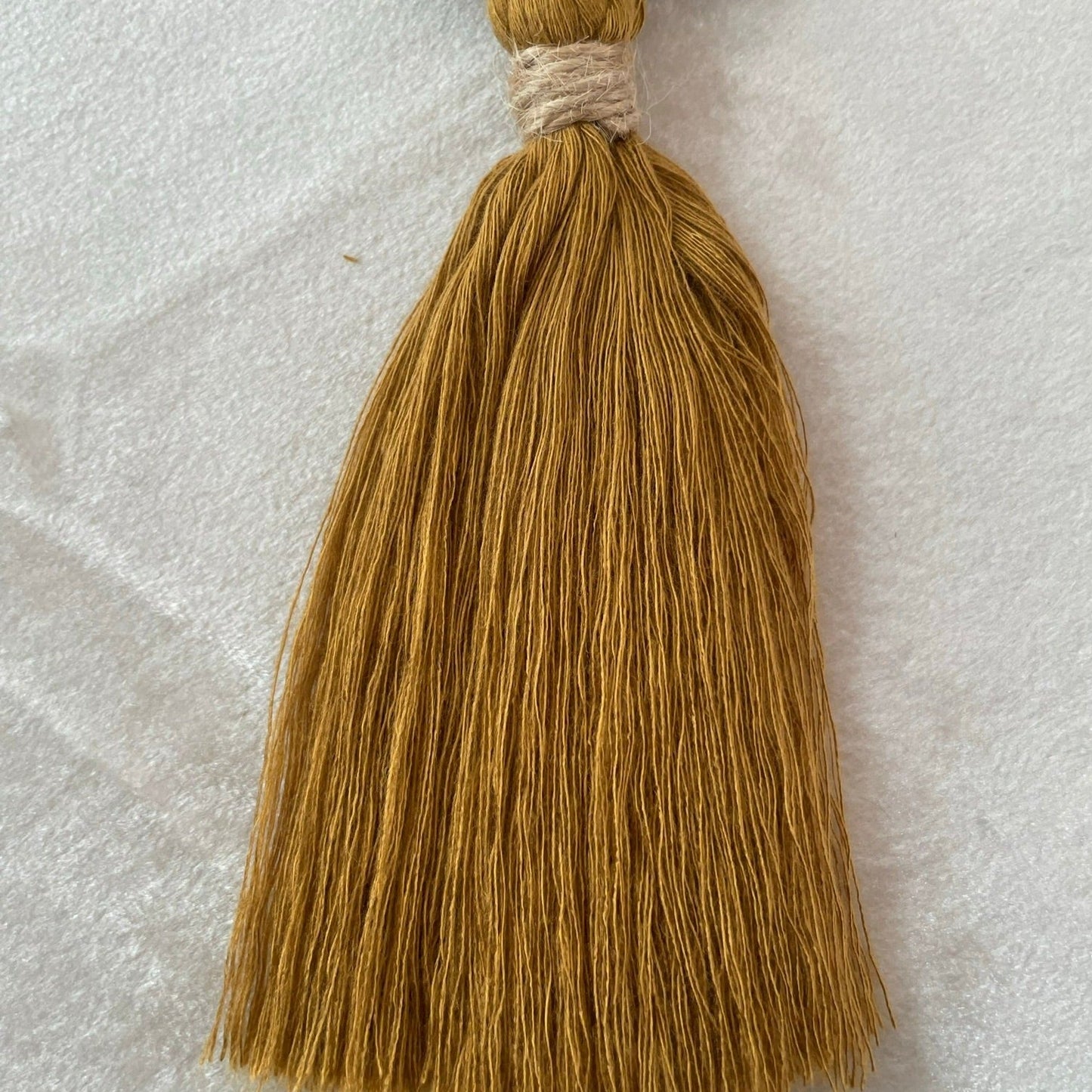 Bokmärke i trä med tassel av bambusnöre "Just one more page" - Senap - cottonandwood.se