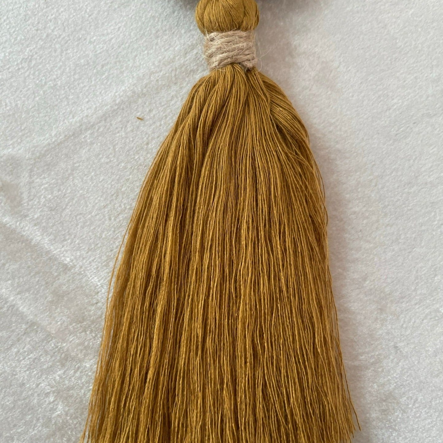 Bokmärke i trä med tassel av bambusnöre "Världens bästa mamma" - handknuten makramé - Senap - cottonandwood.se