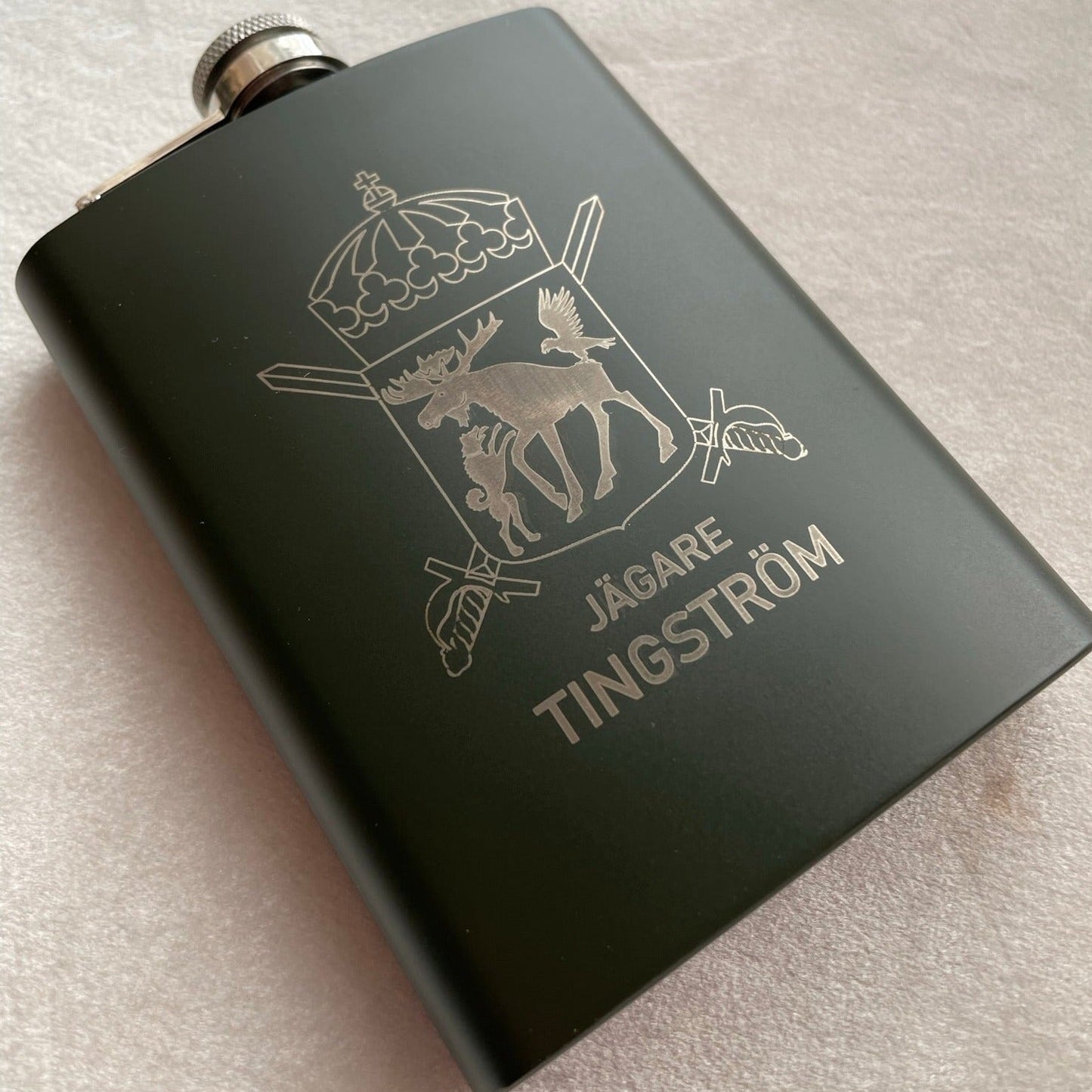 Graverad fickplunta - Militärgrön "Lätt packad i fjällen" - cottonandwood.se