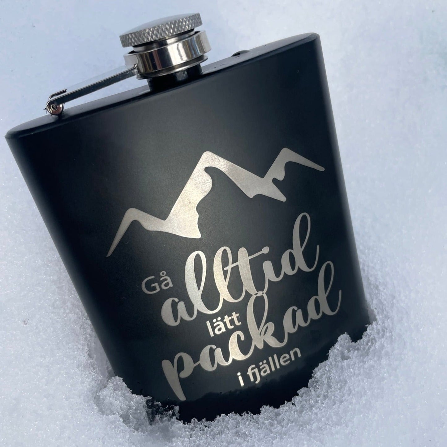 Graverad fickplunta - Svart "Lätt packad i fjällen" - cottonandwood.se
