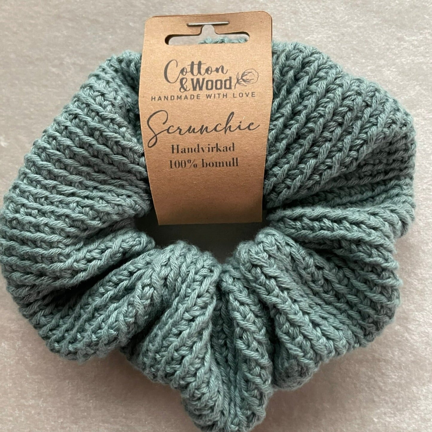 Handvirkad scrunchie/hårsnodd - Grågrön - cottonandwood.se