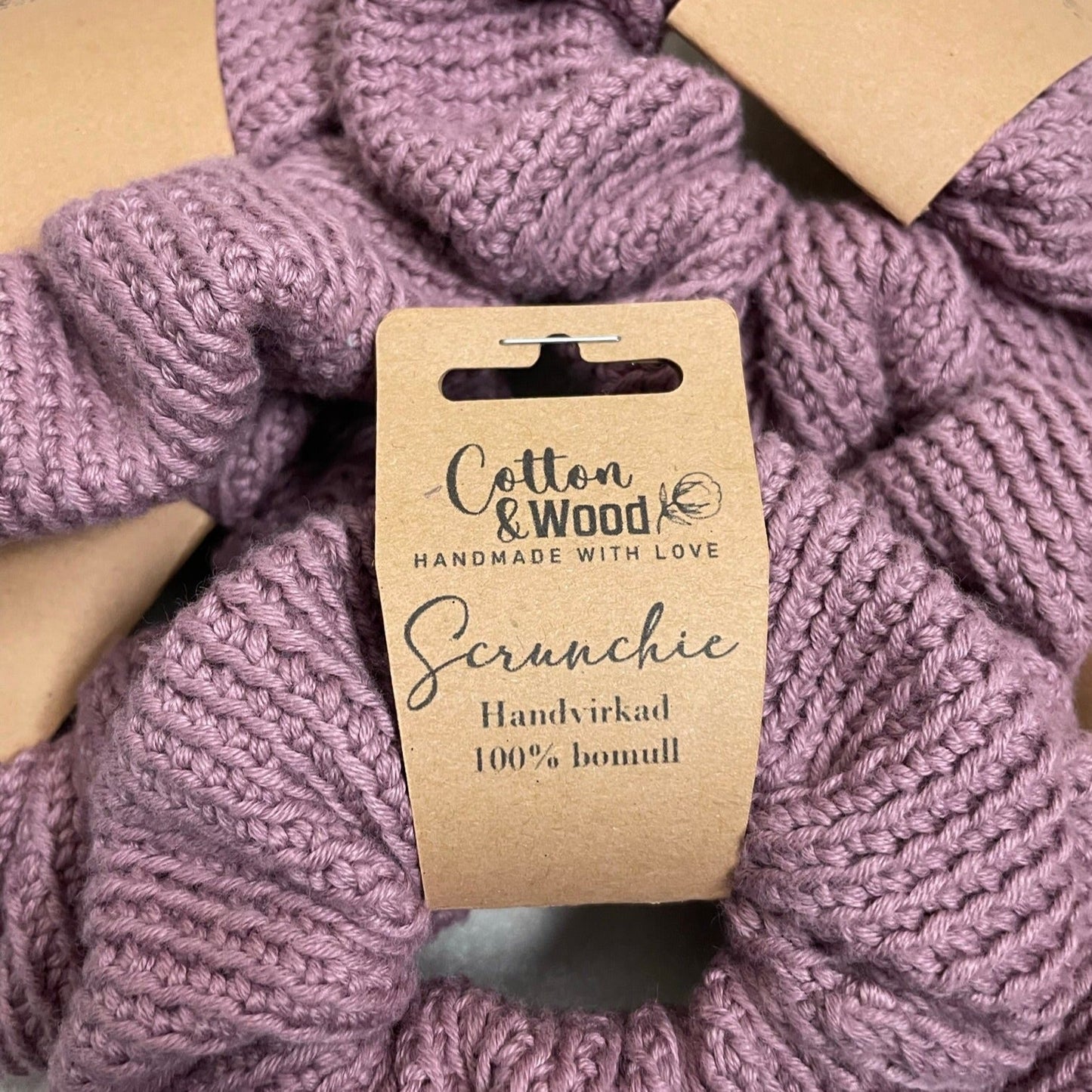 Handvirkad scrunchie/hårsnodd - Lila - Cotton & Wood