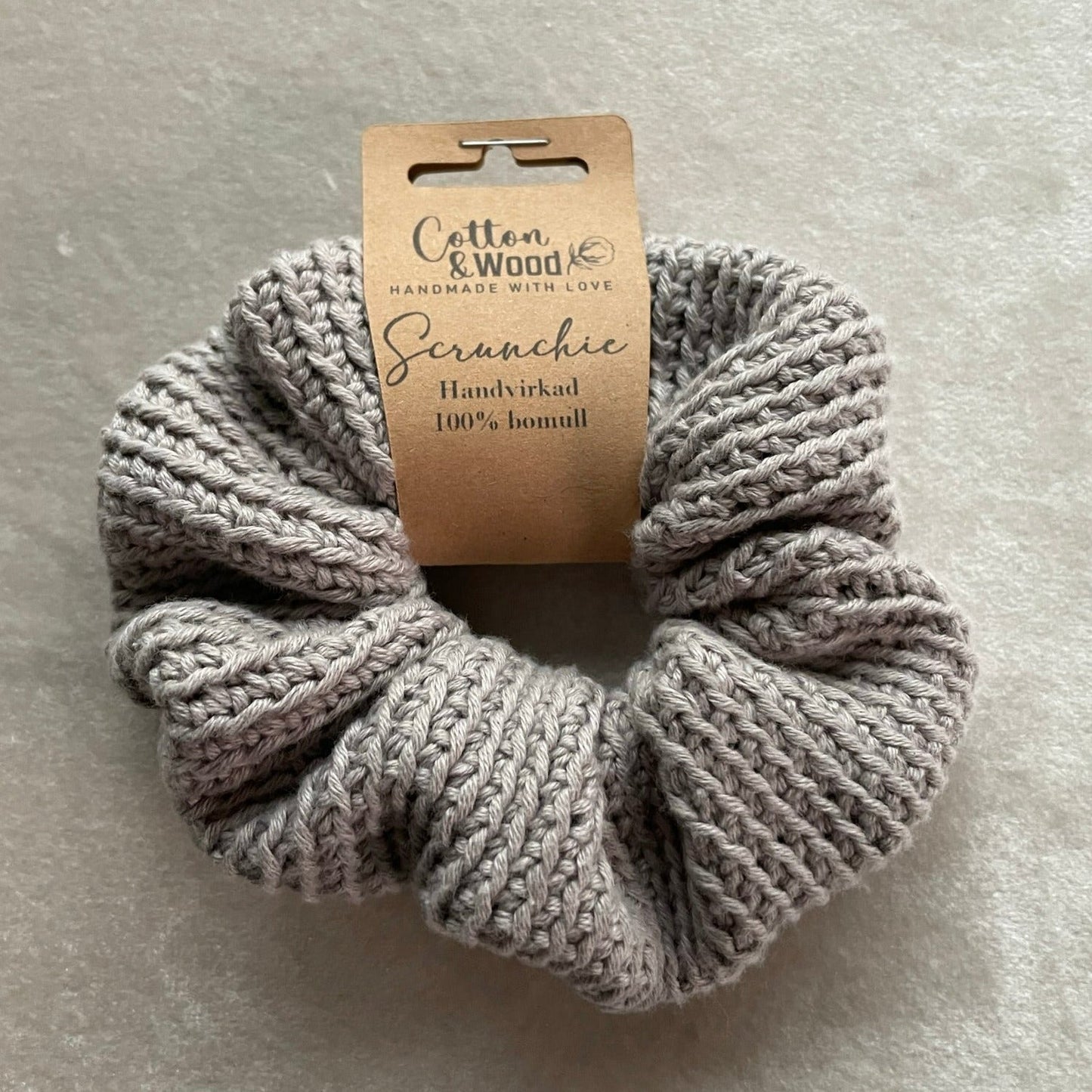 Handvirkad scrunchie/hårsnodd - Ljusgrå - cottonandwood.se
