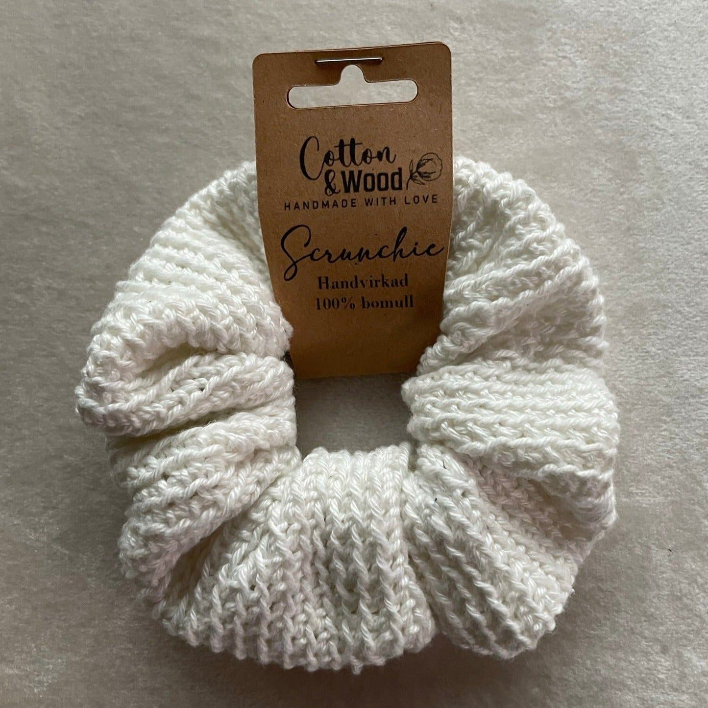 Handvirkad scrunchie/hårsnodd - Vit - cottonandwood.se