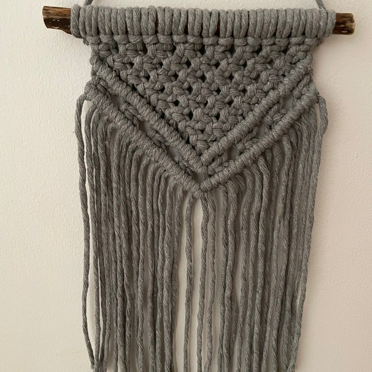 Liten väggbonad - handknuten makramé - Grå - cottonandwood.se