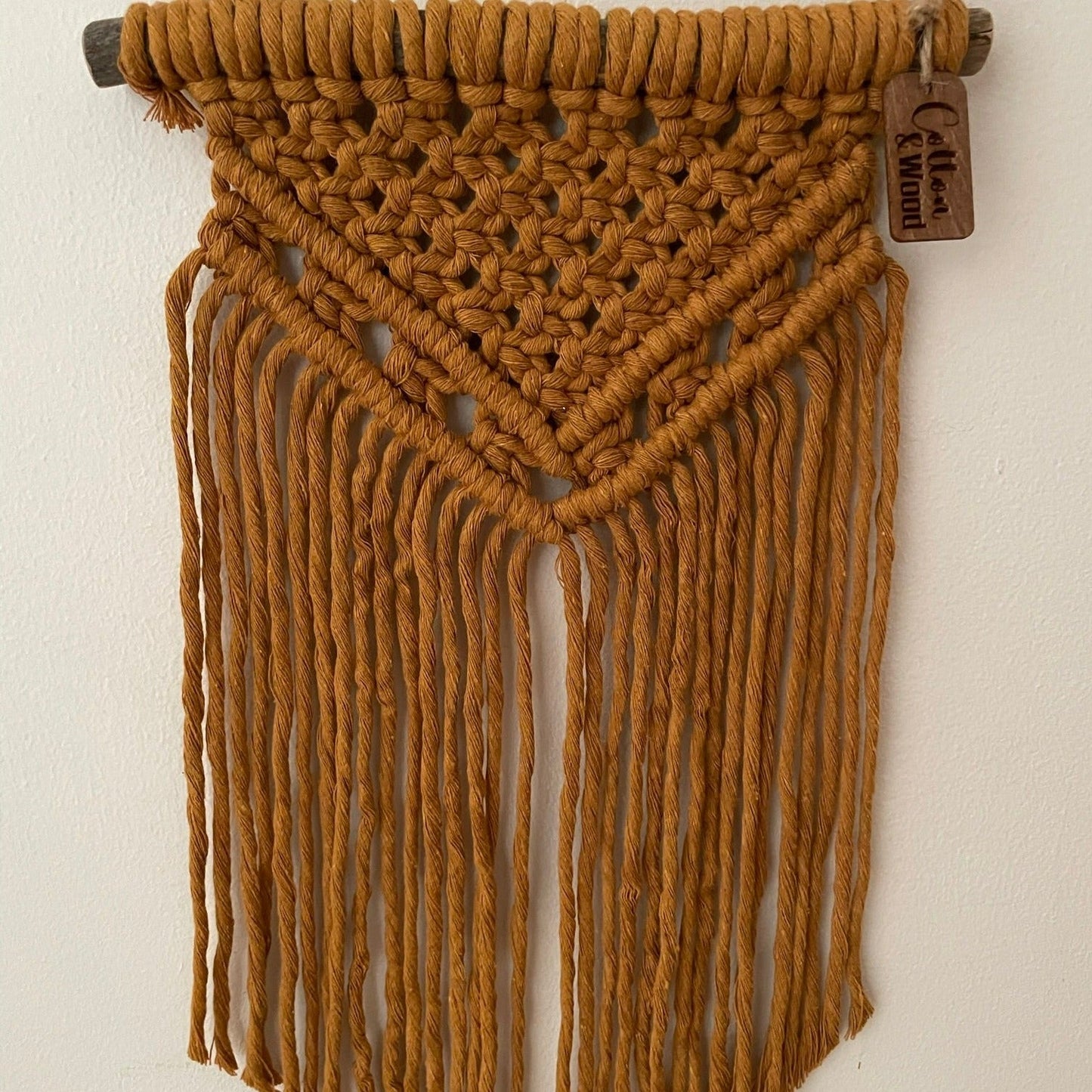 Liten väggbonad - handknuten makramé - Senap - cottonandwood.se