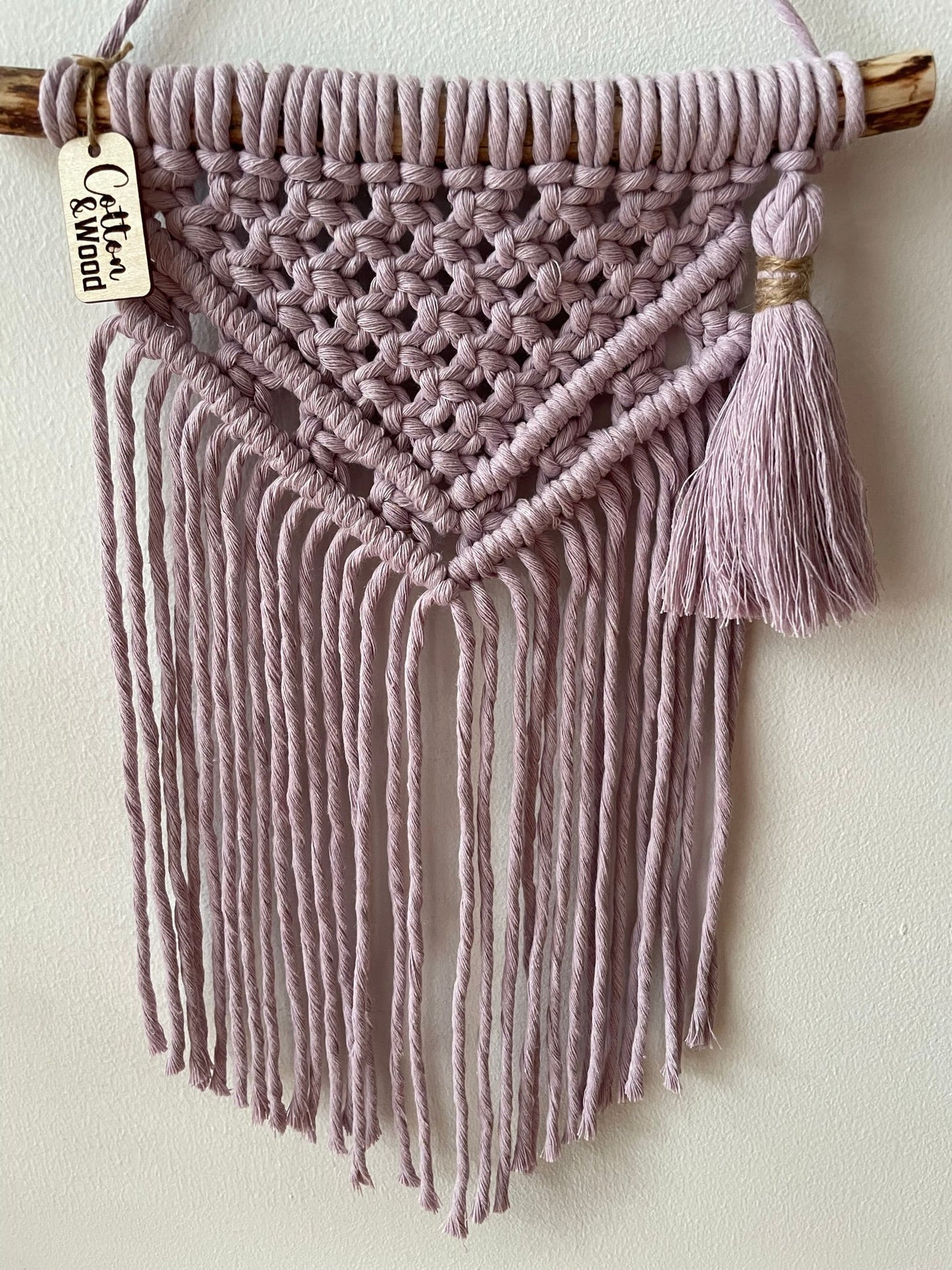 Liten väggbonad till barnrummet - handknuten makramé - Lila - cottonandwood.se