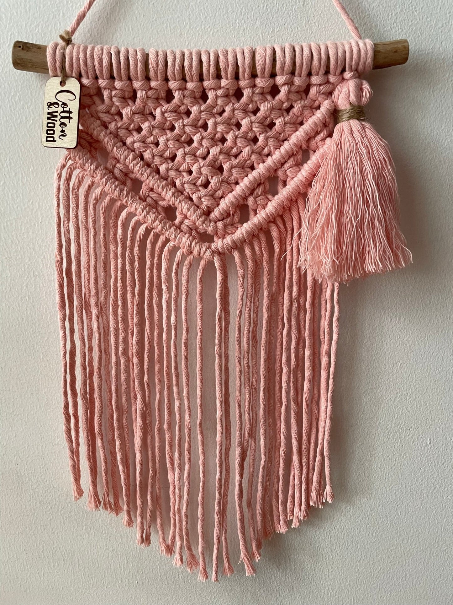 Liten väggbonad till barnrummet - handknuten makramé - Rosa - cottonandwood.se