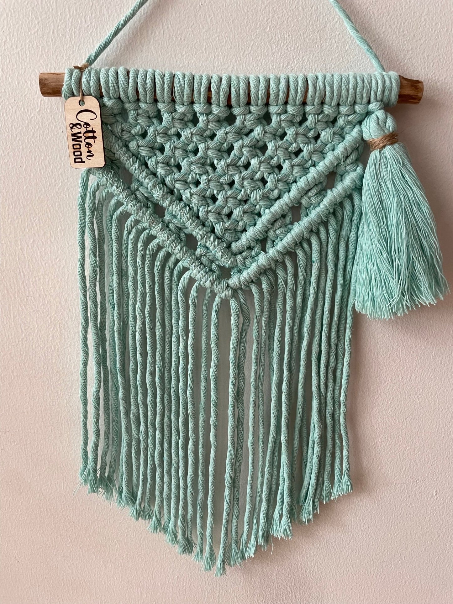 Liten väggbonad till barnrummet - handknuten makramé - Turkos - cottonandwood.se