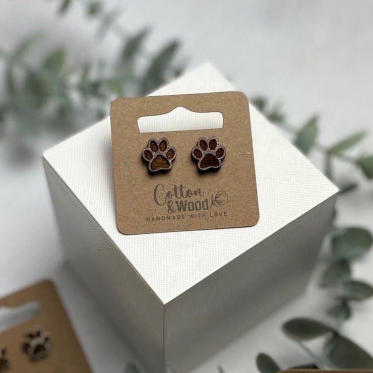 Örhängen "Tass" i trä - Mörk ek - cottonandwood.se