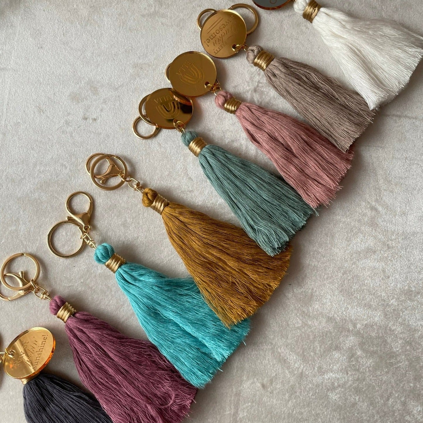 Personlig nyckelring med regnbåge och tassel - Vit - cottonandwood.se