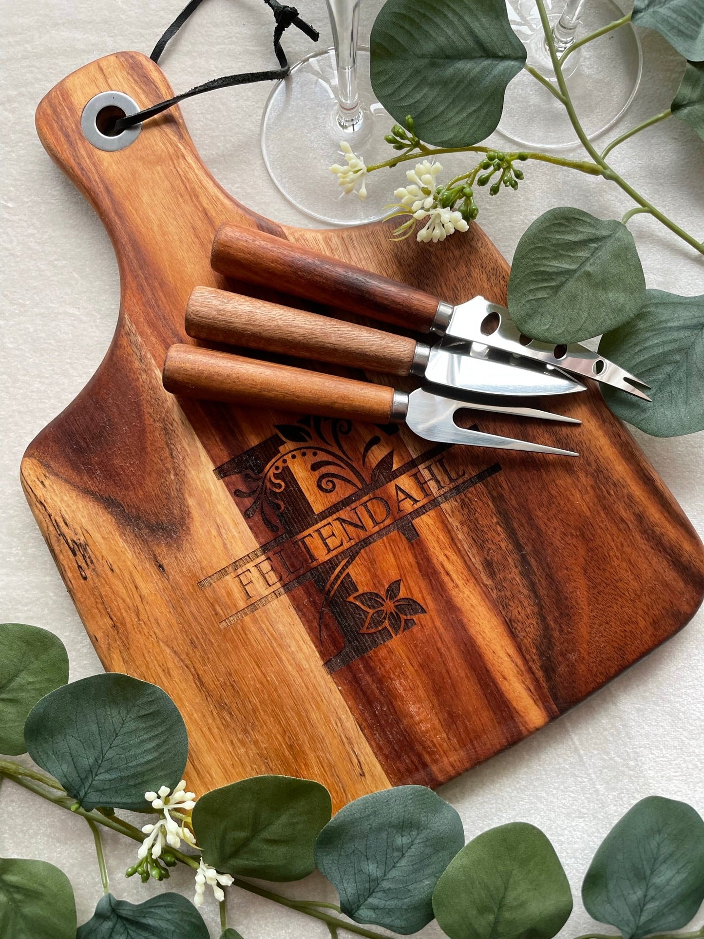 Personlig ostbricka med monogram och efternamn - cottonandwood.se