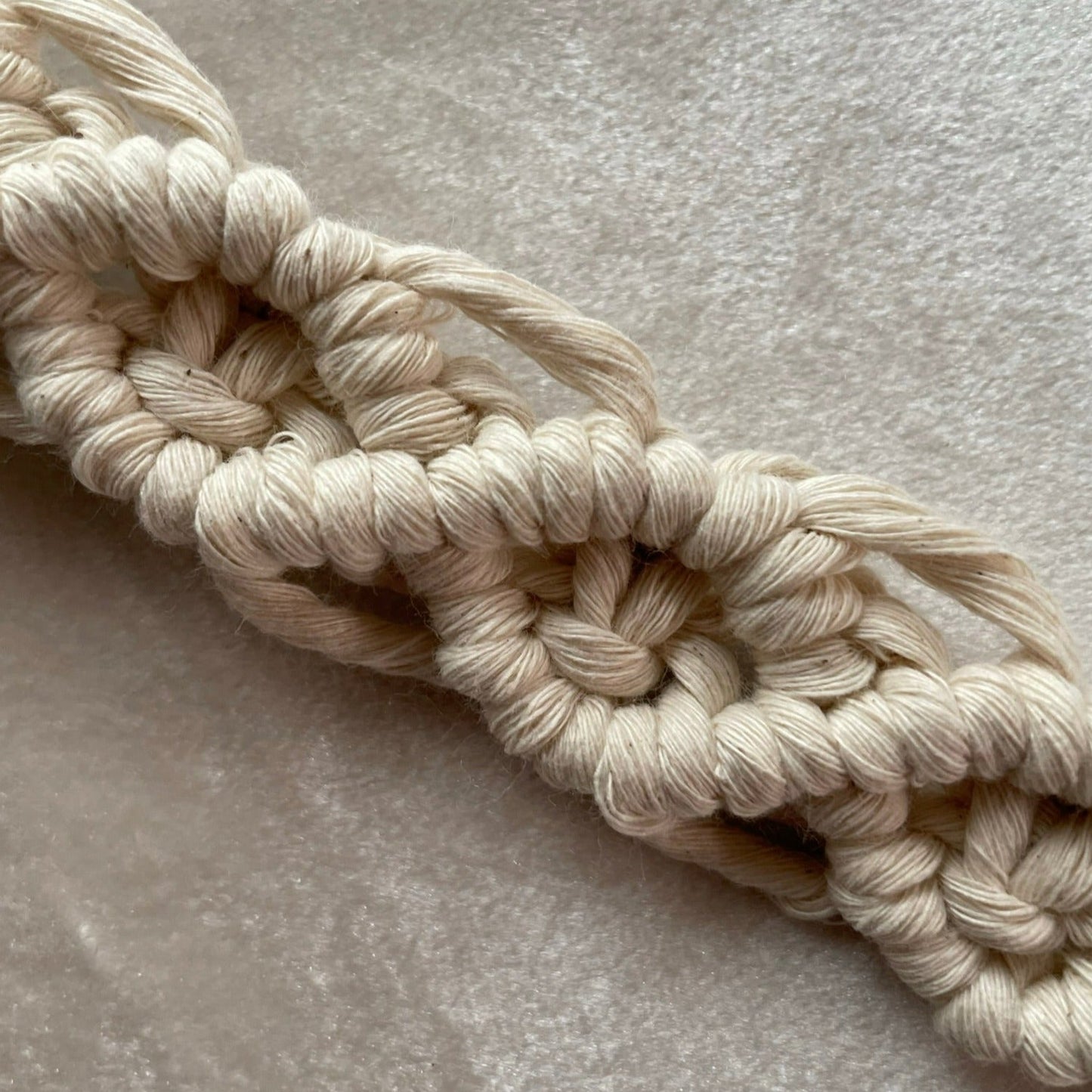 Väggbonad - handknuten makramé "Tardus" XL - Naturvit - cottonandwood.se