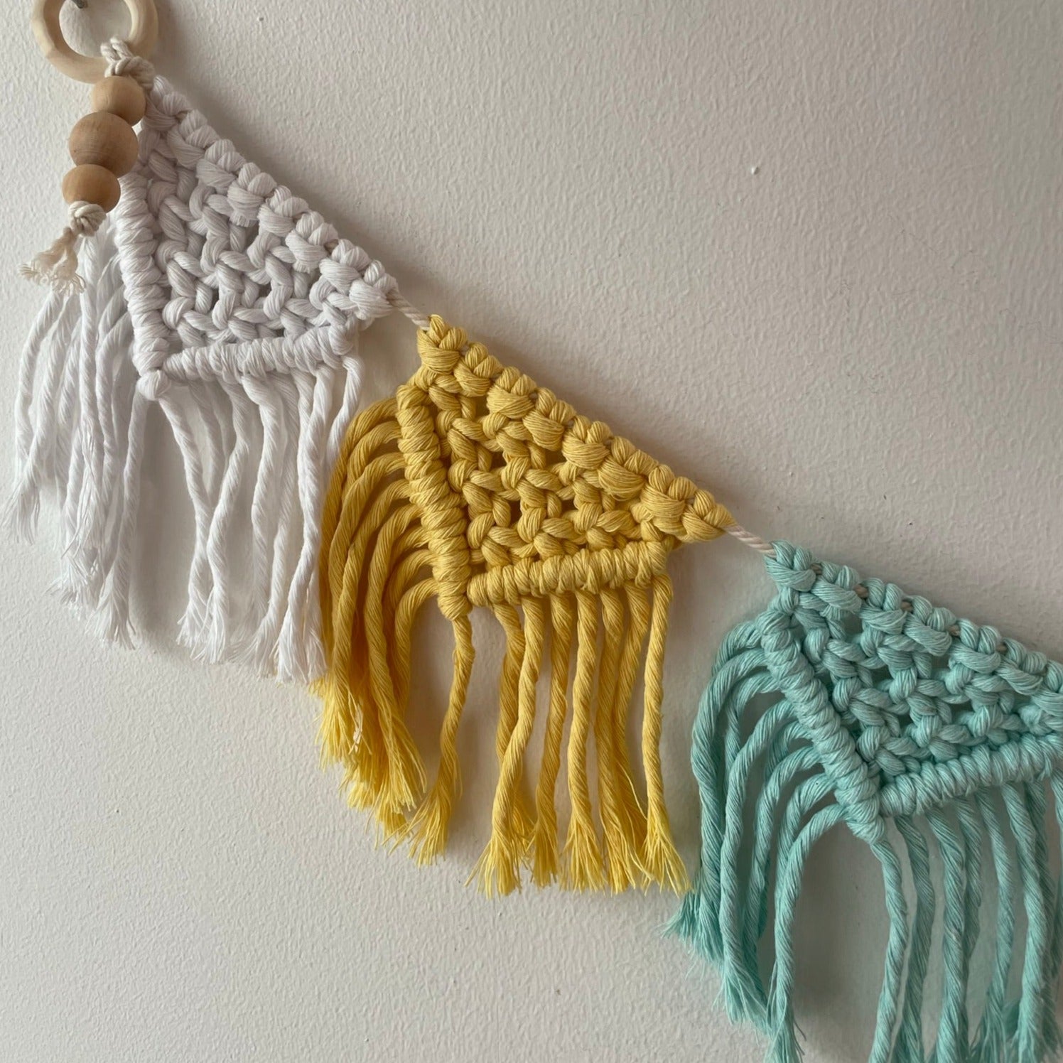 Vimplar Makramé - Vit/gul/turkos - Cotton & Wood