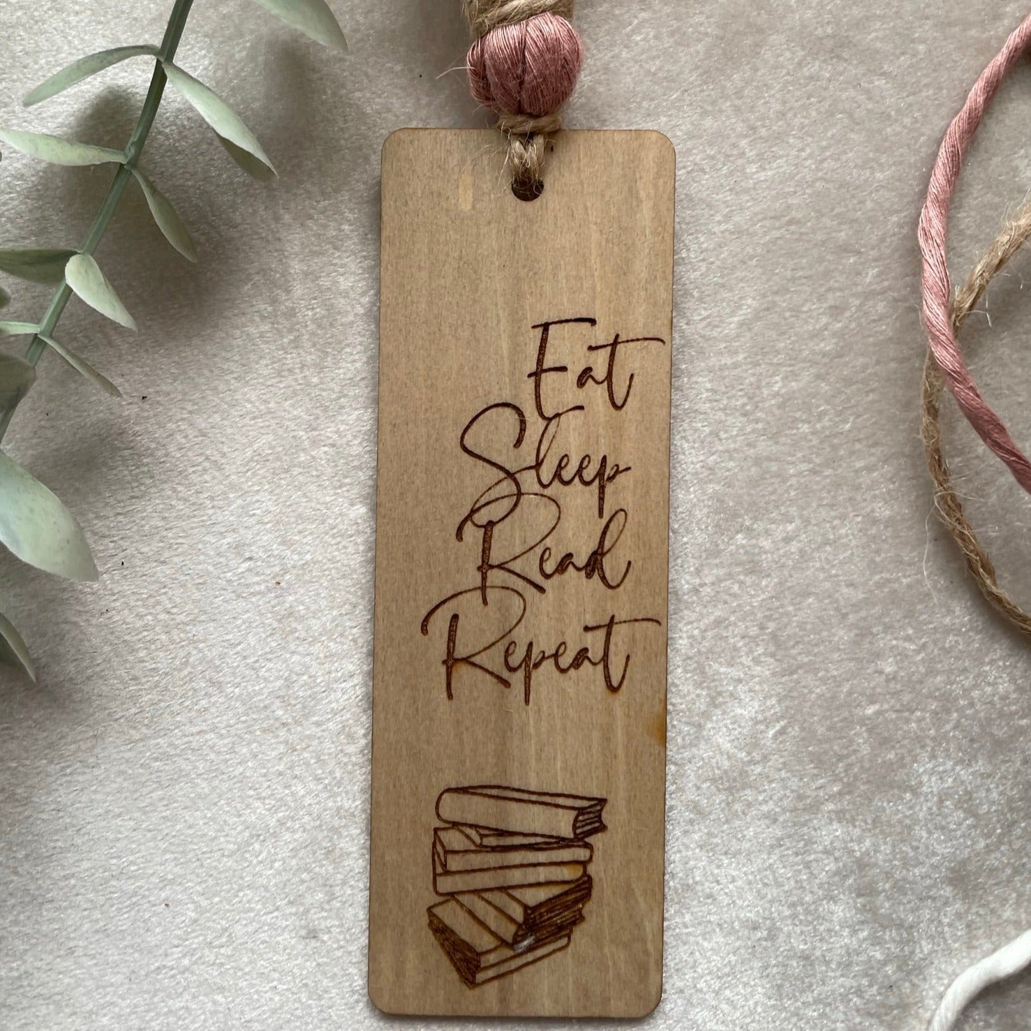 Bokmärke i trä med tassel av bambusnöre - Eat, sleep, read, repeat - Rosa - cottonandwood.se