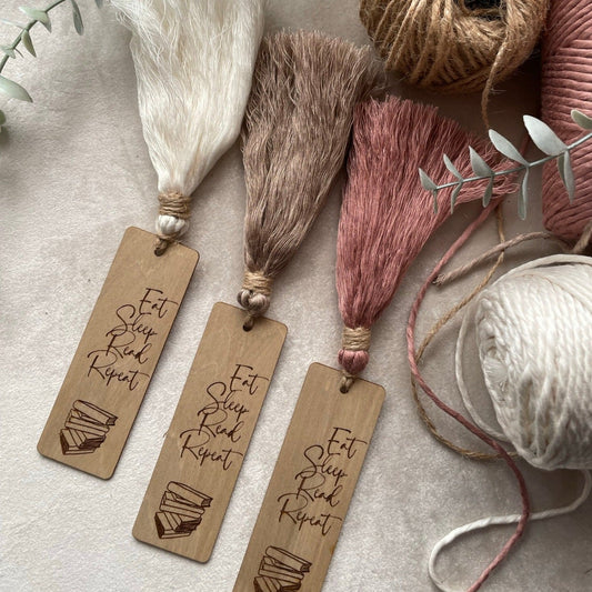Bokmärke i trä med tassel av bambusnöre - Eat, sleep, read, repeat - Rosa - cottonandwood.se