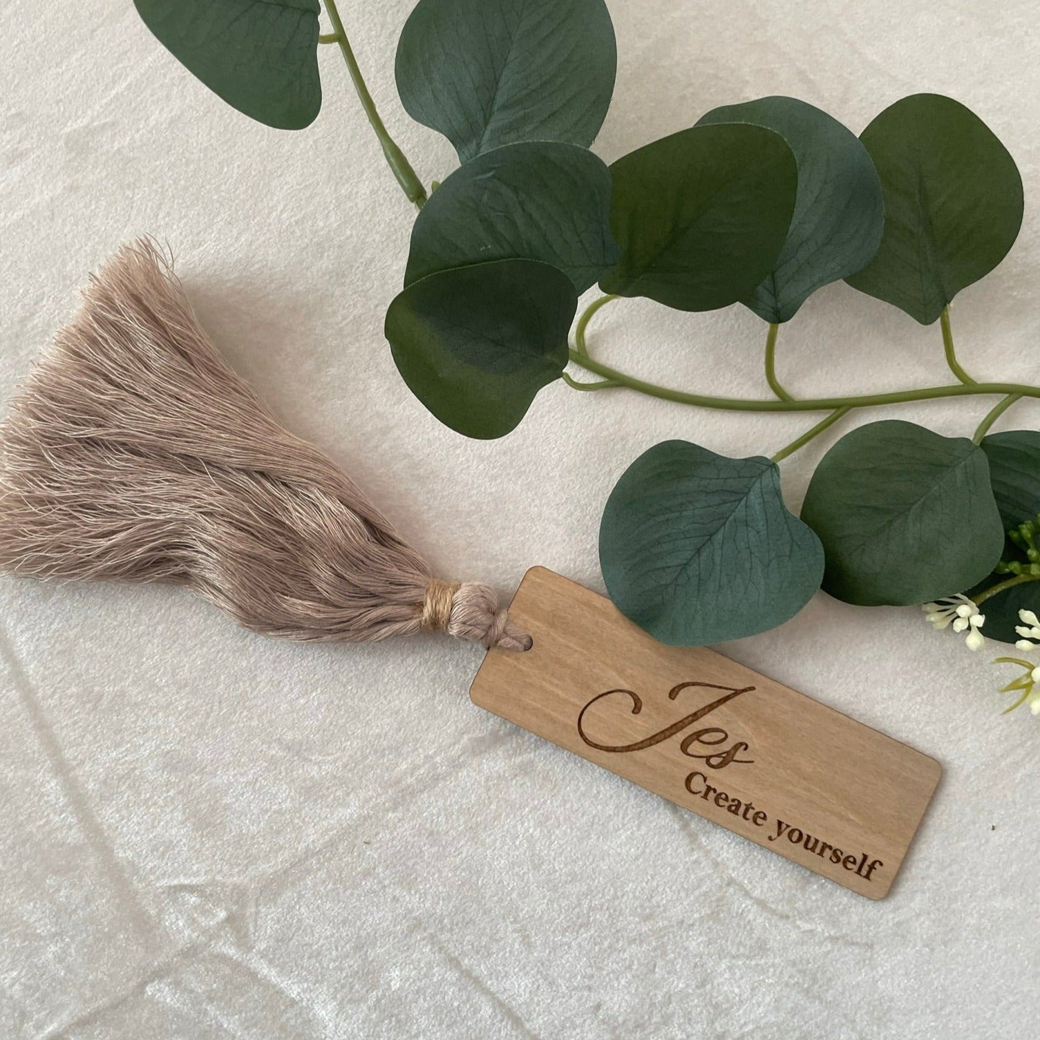 Bokmärke i trä med tassel av bambusnöre - Egen design - Beige - cottonandwood.se