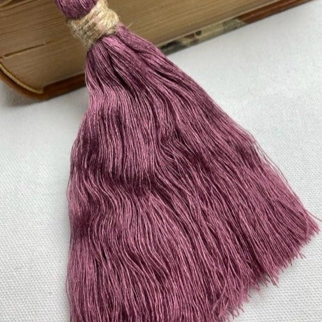 Bokmärke i trä med tassel av bambusnöre - Egen design - Mörkrosa - cottonandwood.se