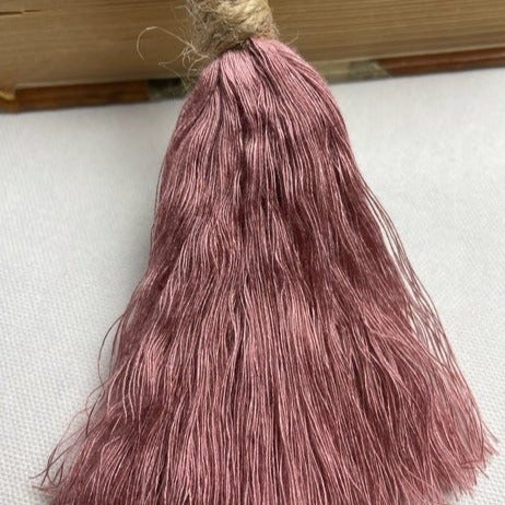 Bokmärke i trä med tassel av bambusnöre - Egen design - Rosa - cottonandwood.se