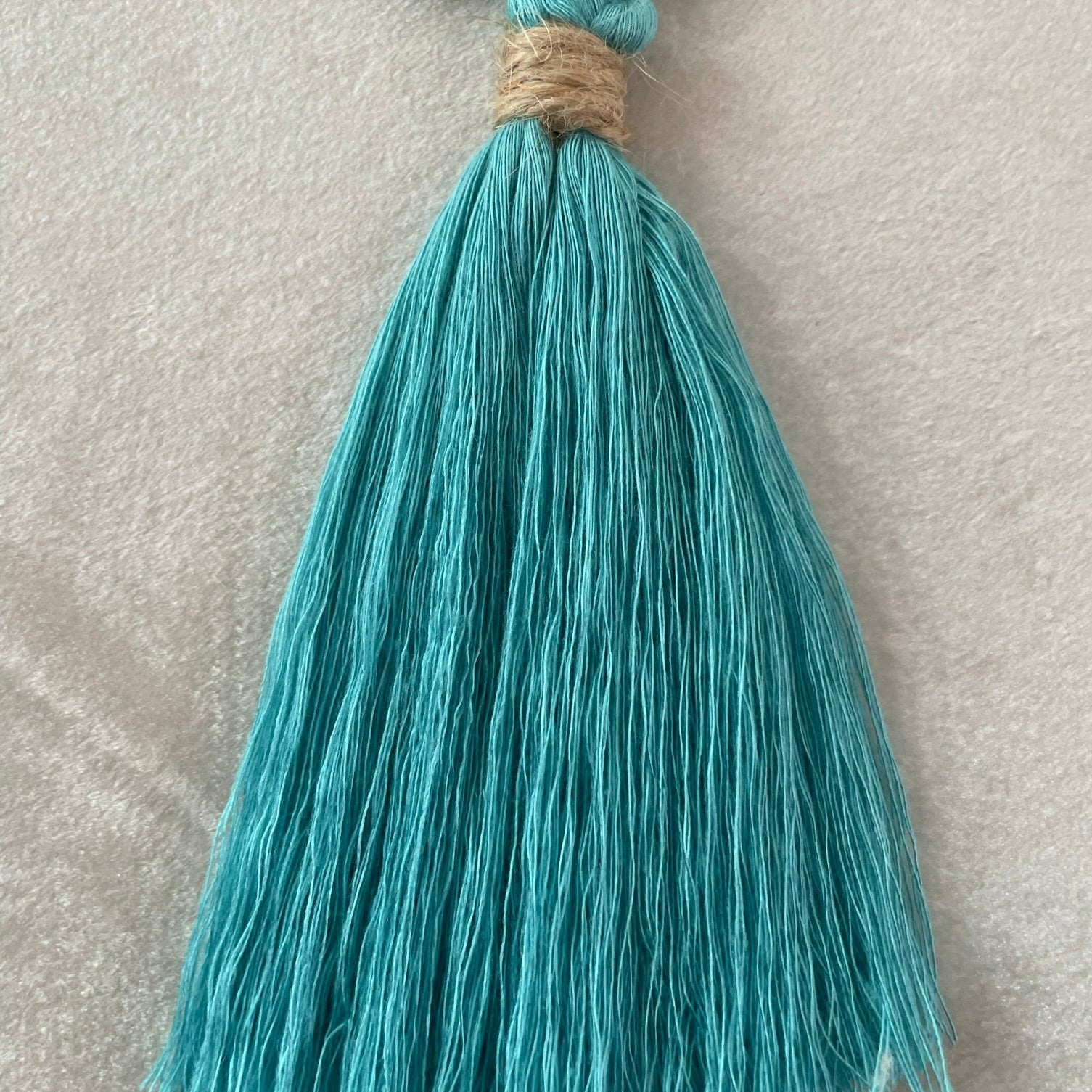 Bokmärke i trä med tassel av bambusnöre - Egen design - Turkos - cottonandwood.se