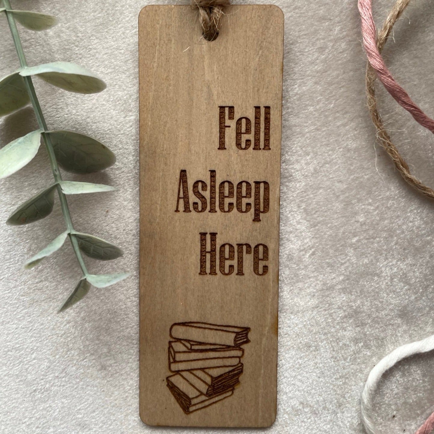 Bokmärke i trä med tassel av bambusnöre - Fell asleep here - Rosa - cottonandwood.se