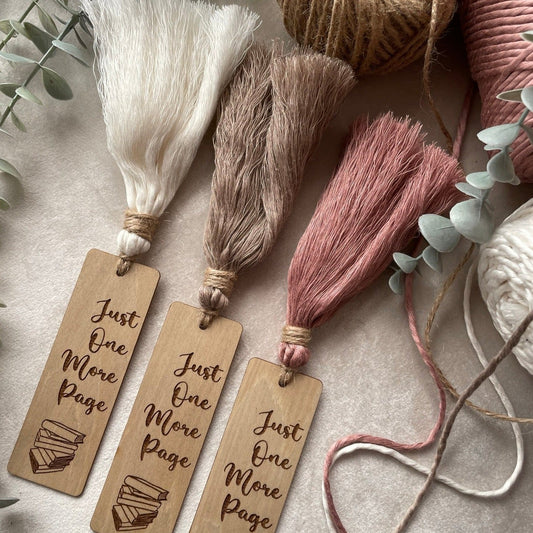 Bokmärke i trä med tassel av bambusnöre "Just one more page" - Rosa - cottonandwood.se