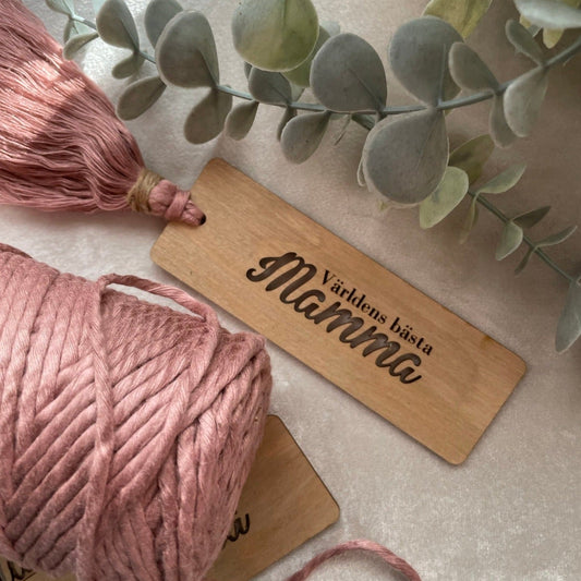 Bokmärke i trä med tassel av bambusnöre "Världens bästa mamma" - handknuten makramé - Rosa - cottonandwood.se