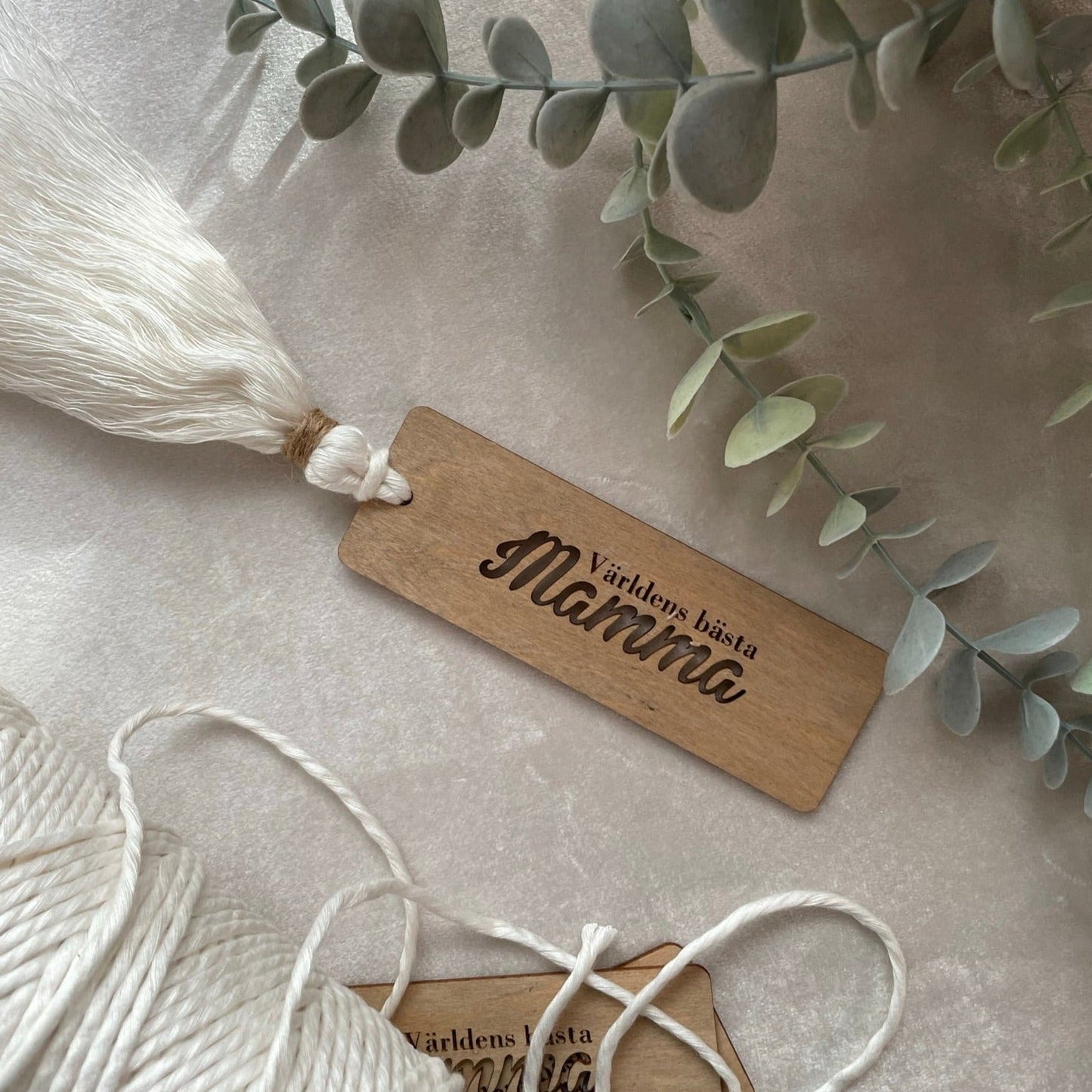 Bokmärke i trä med tassel av bambusnöre "Världens bästa mamma" - handknuten makramé - Vit - cottonandwood.se