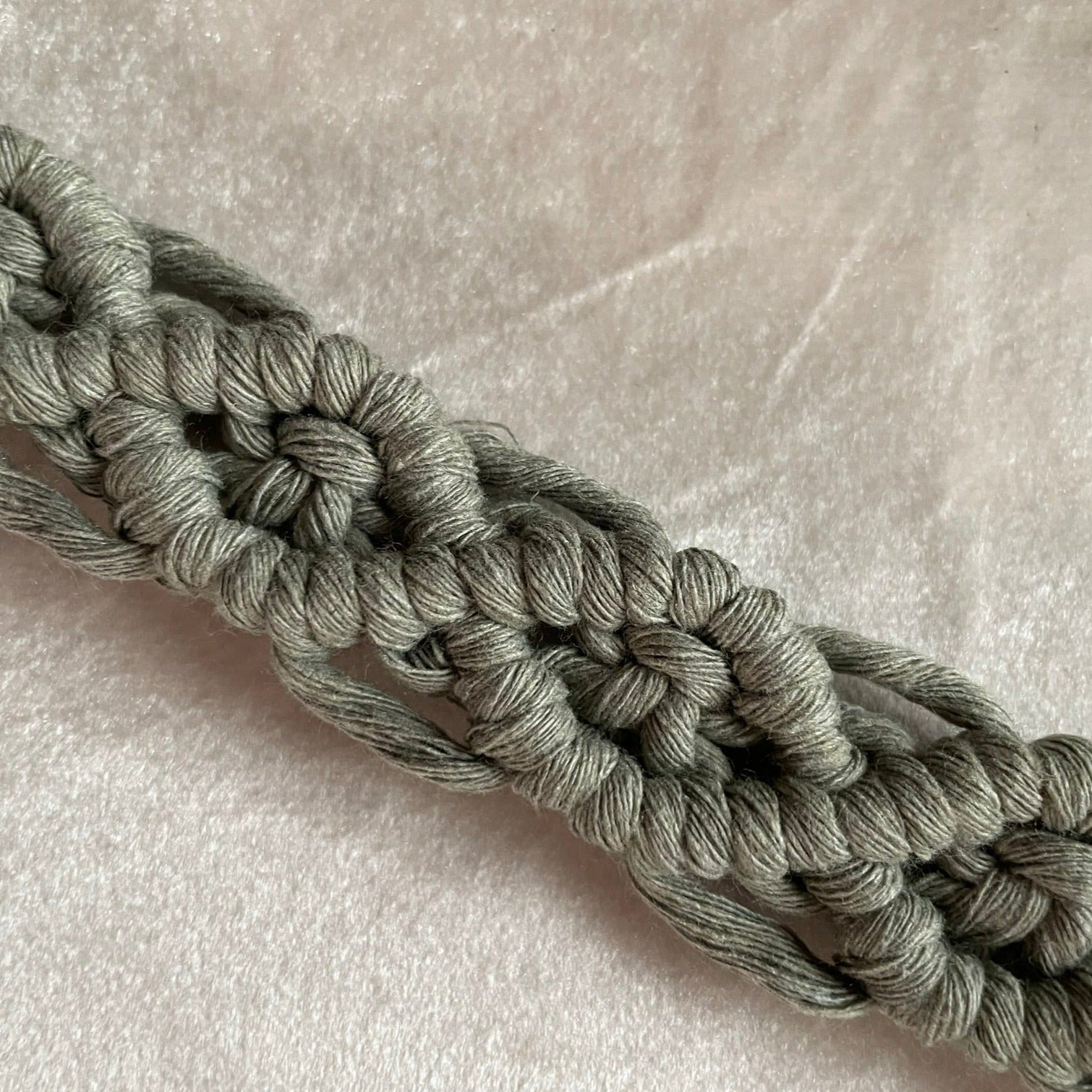 Handknutet Makramé-löv XL - Grågrön - cottonandwood.se