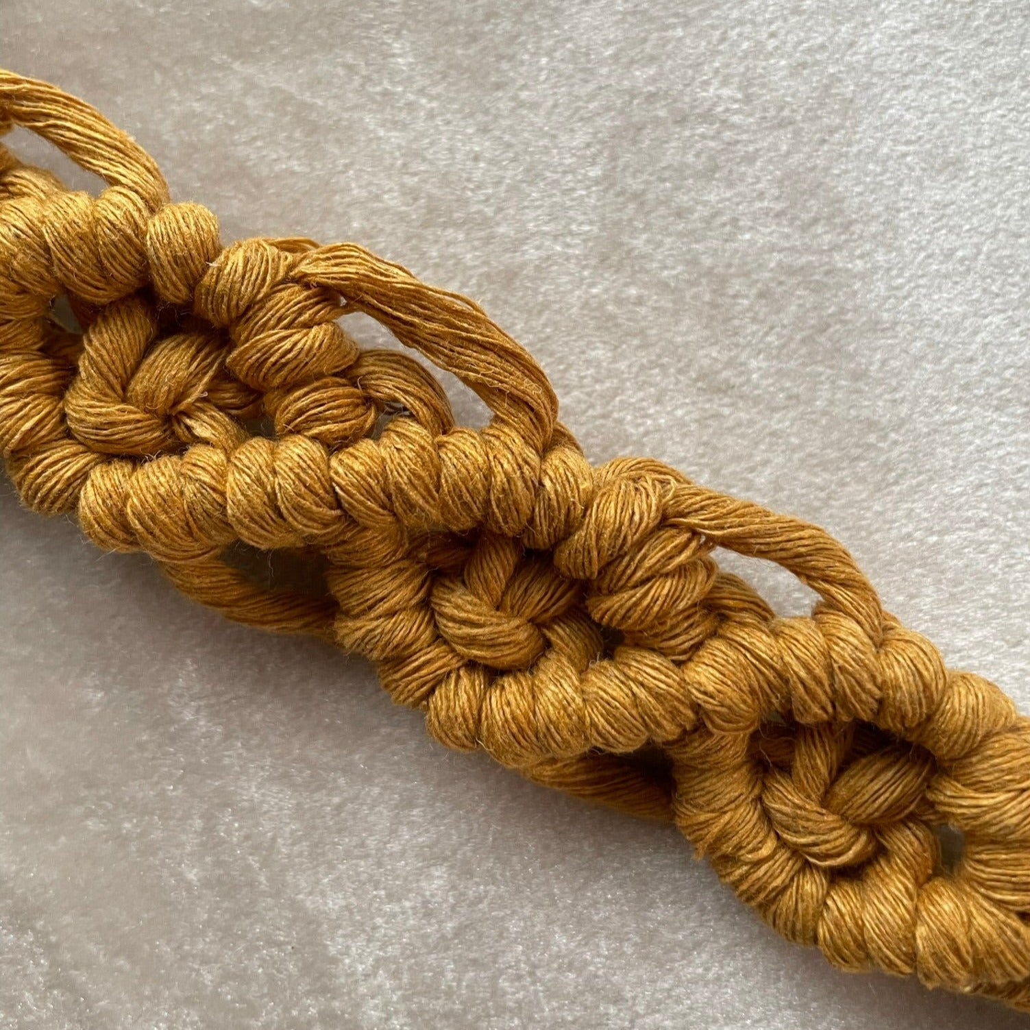 Handknutet Makramé-löv XL - Senap - cottonandwood.se