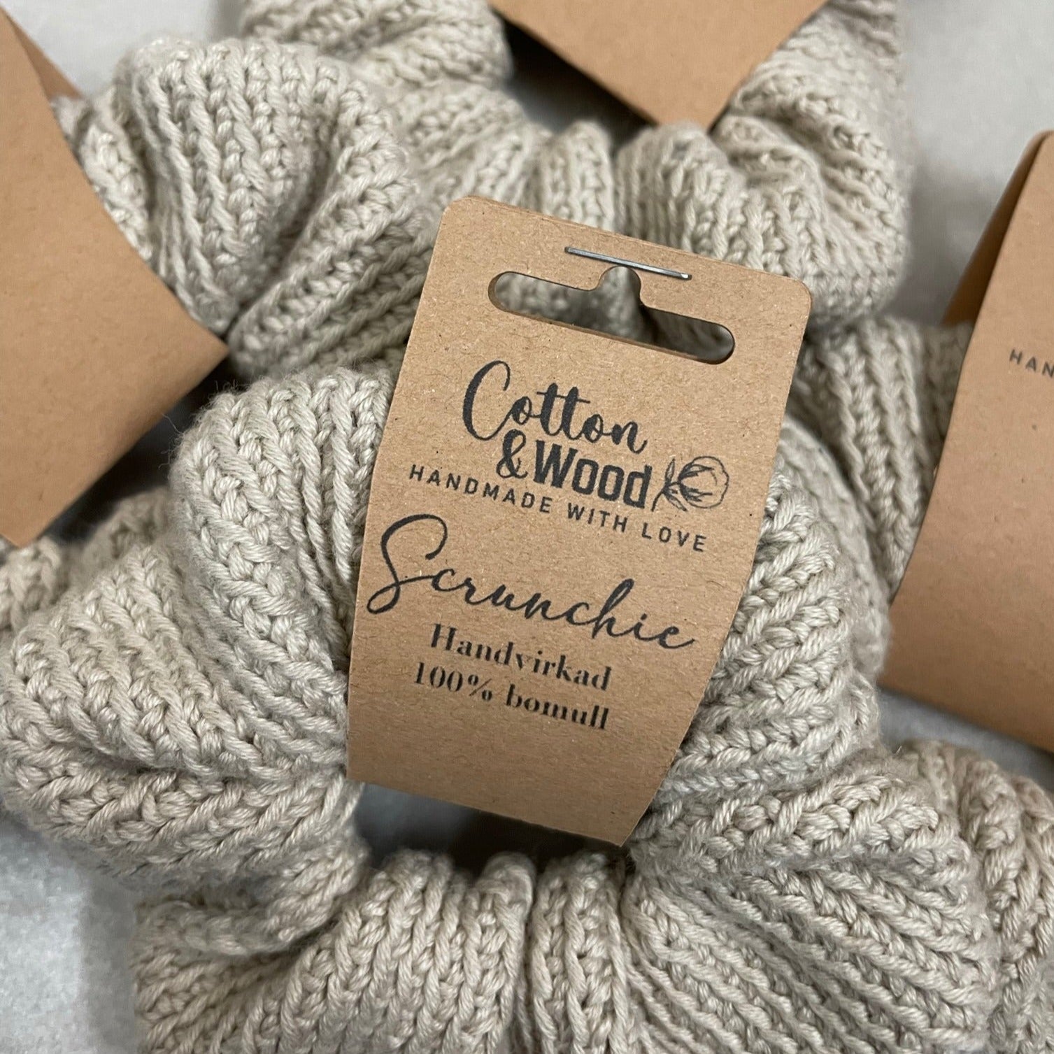Handvirkad scrunchie/hårsnodd - Beige - Cotton & Wood
