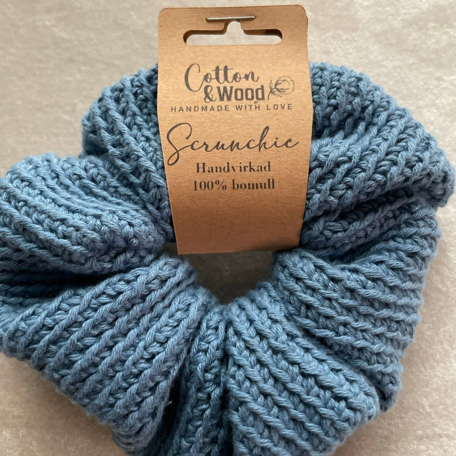 Handvirkad scrunchie/hårsnodd - Blå - cottonandwood.se