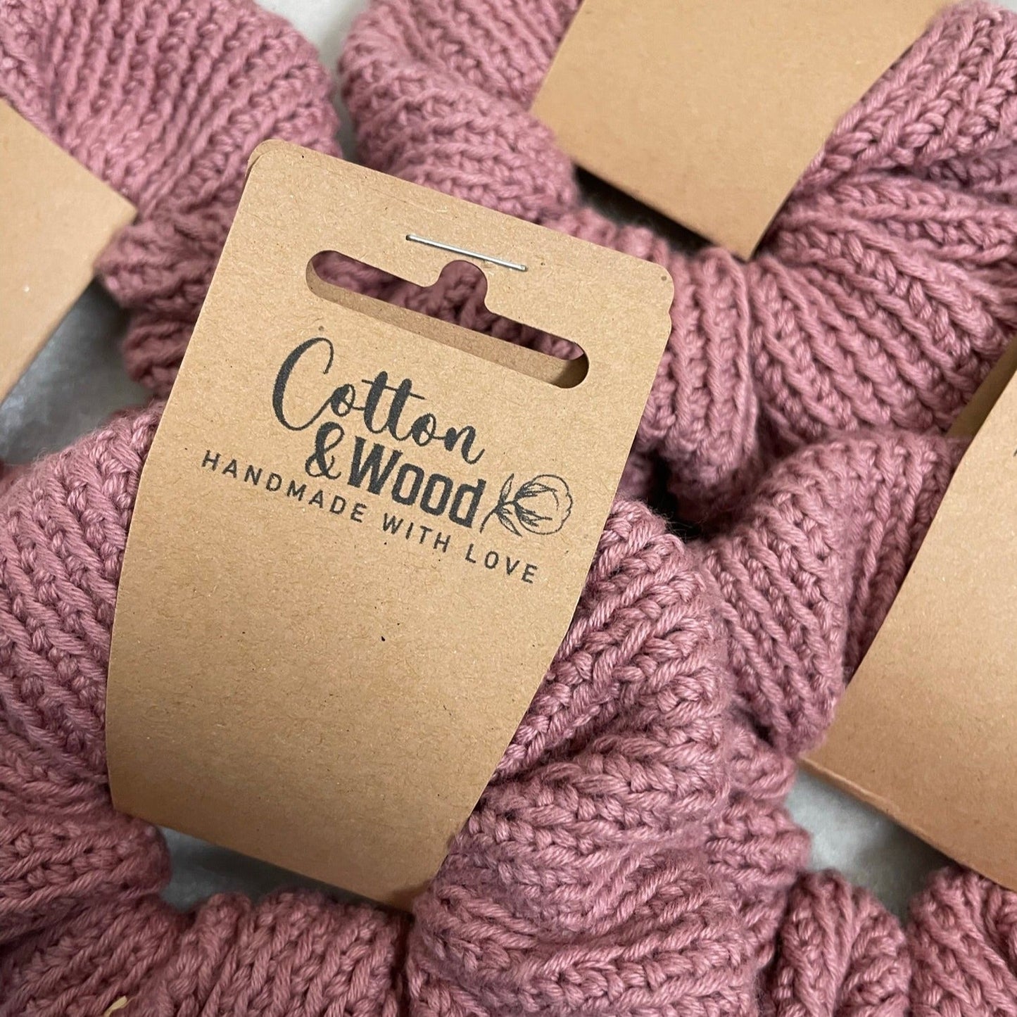 Handvirkad scrunchie/hårsnodd - Gammelrosa - Cotton & Wood