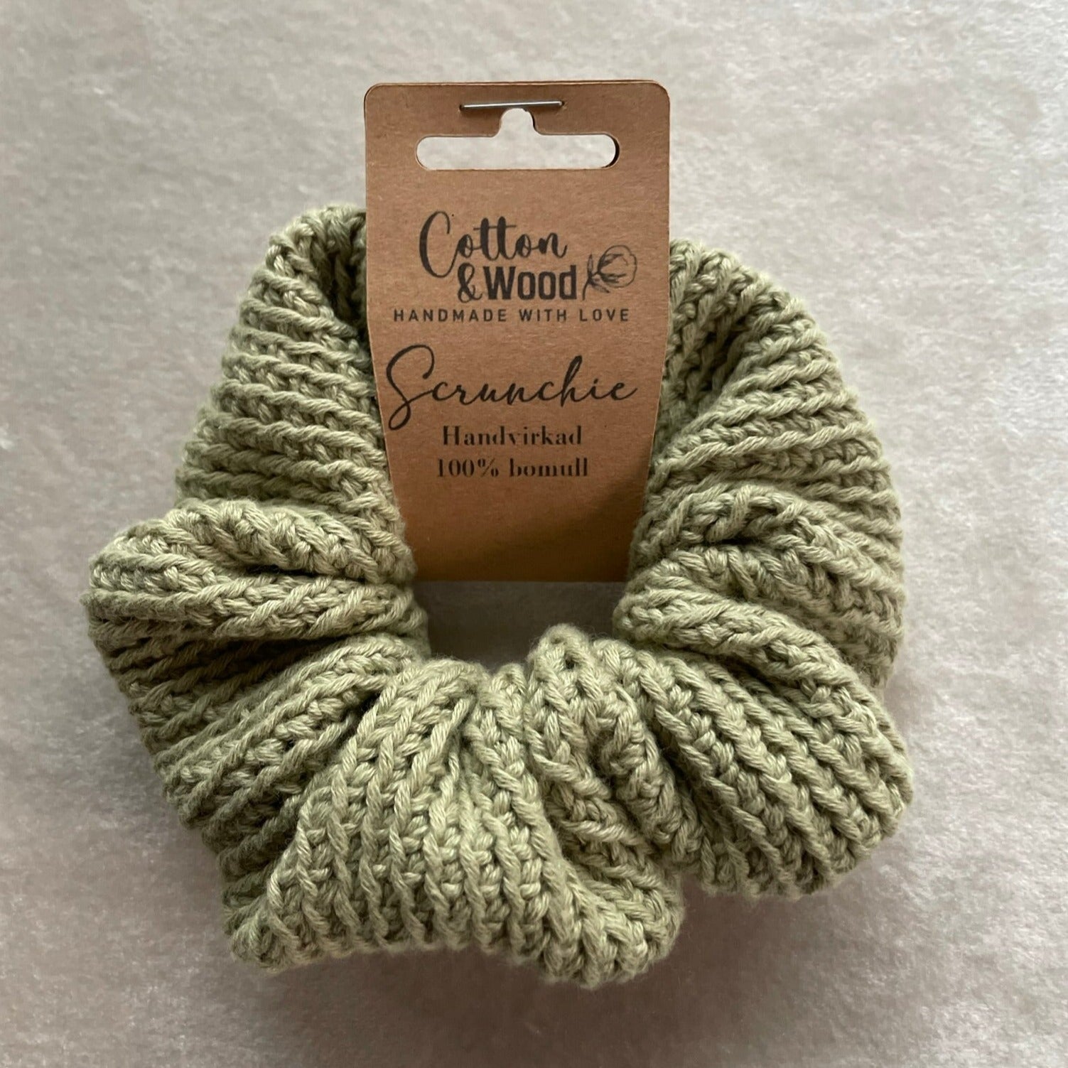 Handvirkad scrunchie/hårsnodd - Grön - cottonandwood.se