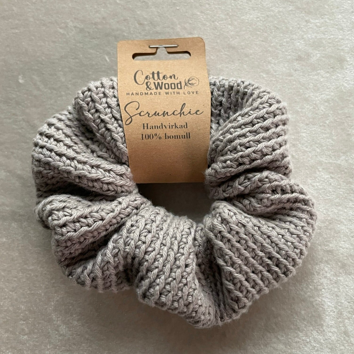 Handvirkad scrunchie/hårsnodd - Ljusgrå - cottonandwood.se