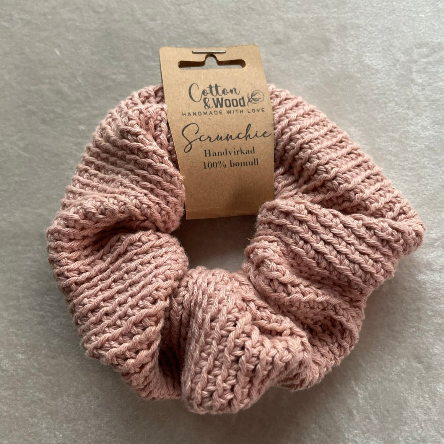 Handvirkad scrunchie/hårsnodd - Rosa - cottonandwood.se