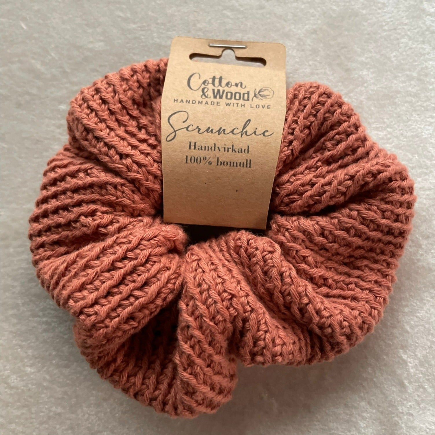 Handvirkad scrunchie/hårsnodd - Terrakotta - cottonandwood.se