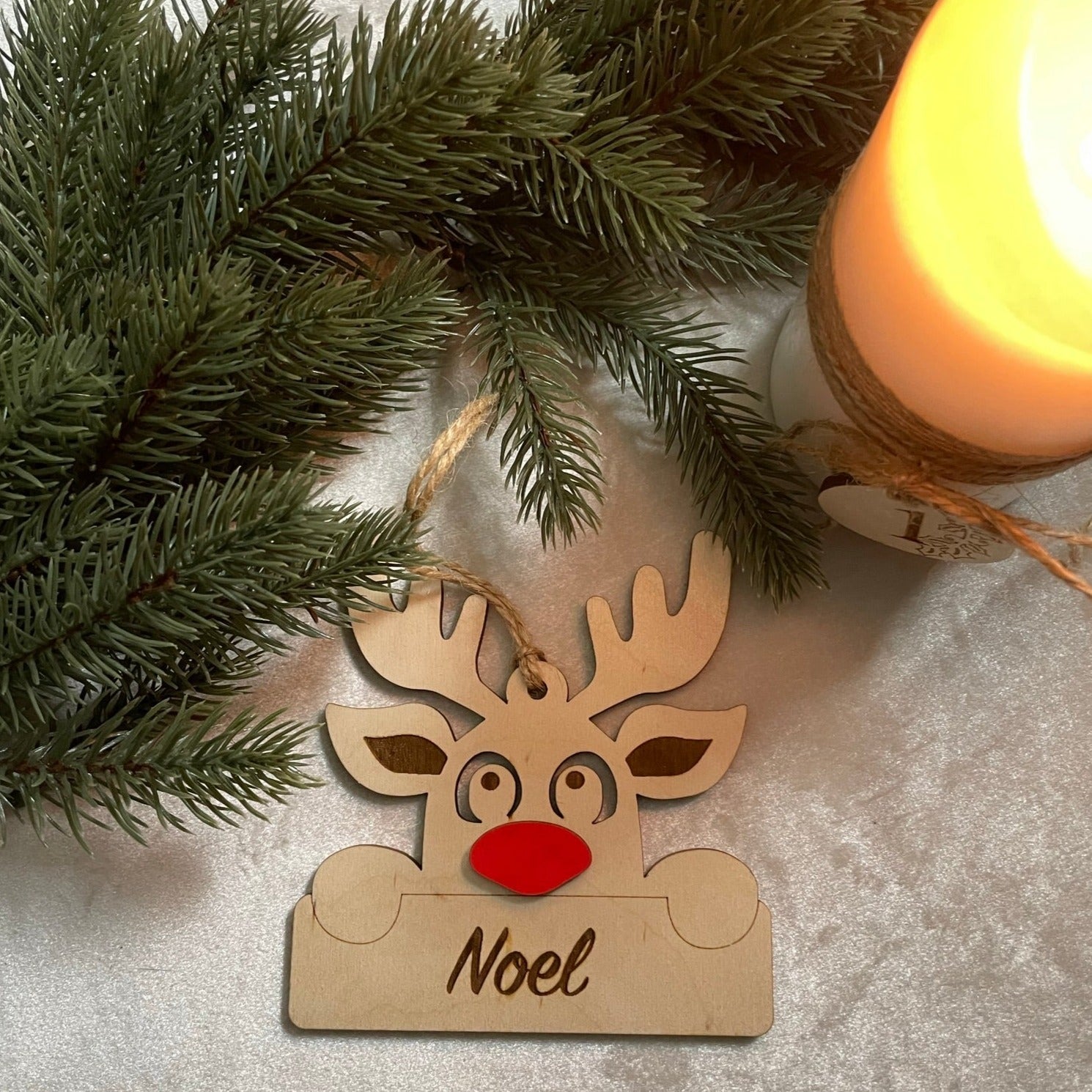 Julornament ren med namn - Röd mule - Cotton & Wood