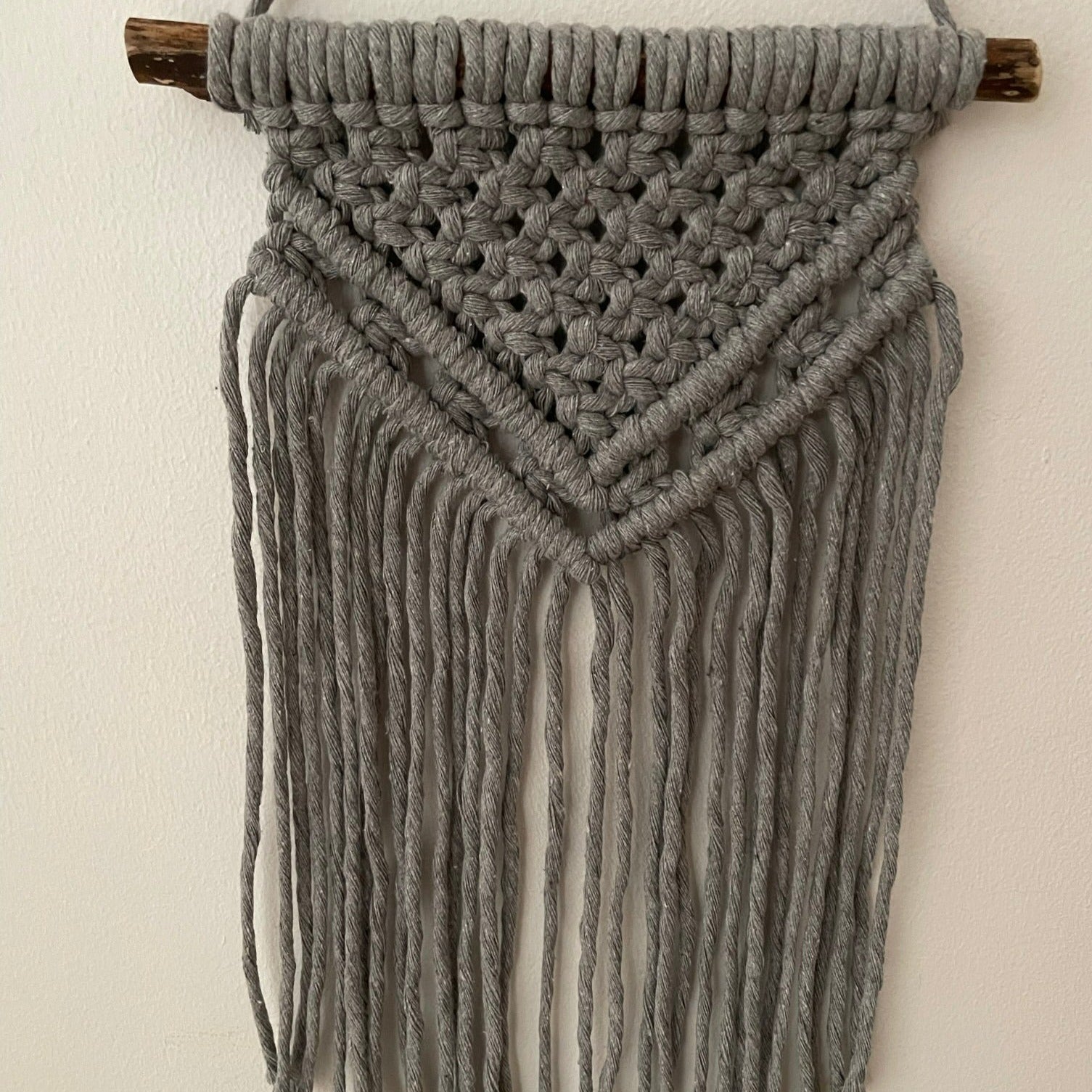 Liten väggbonad - handknuten makramé - Grå - cottonandwood.se