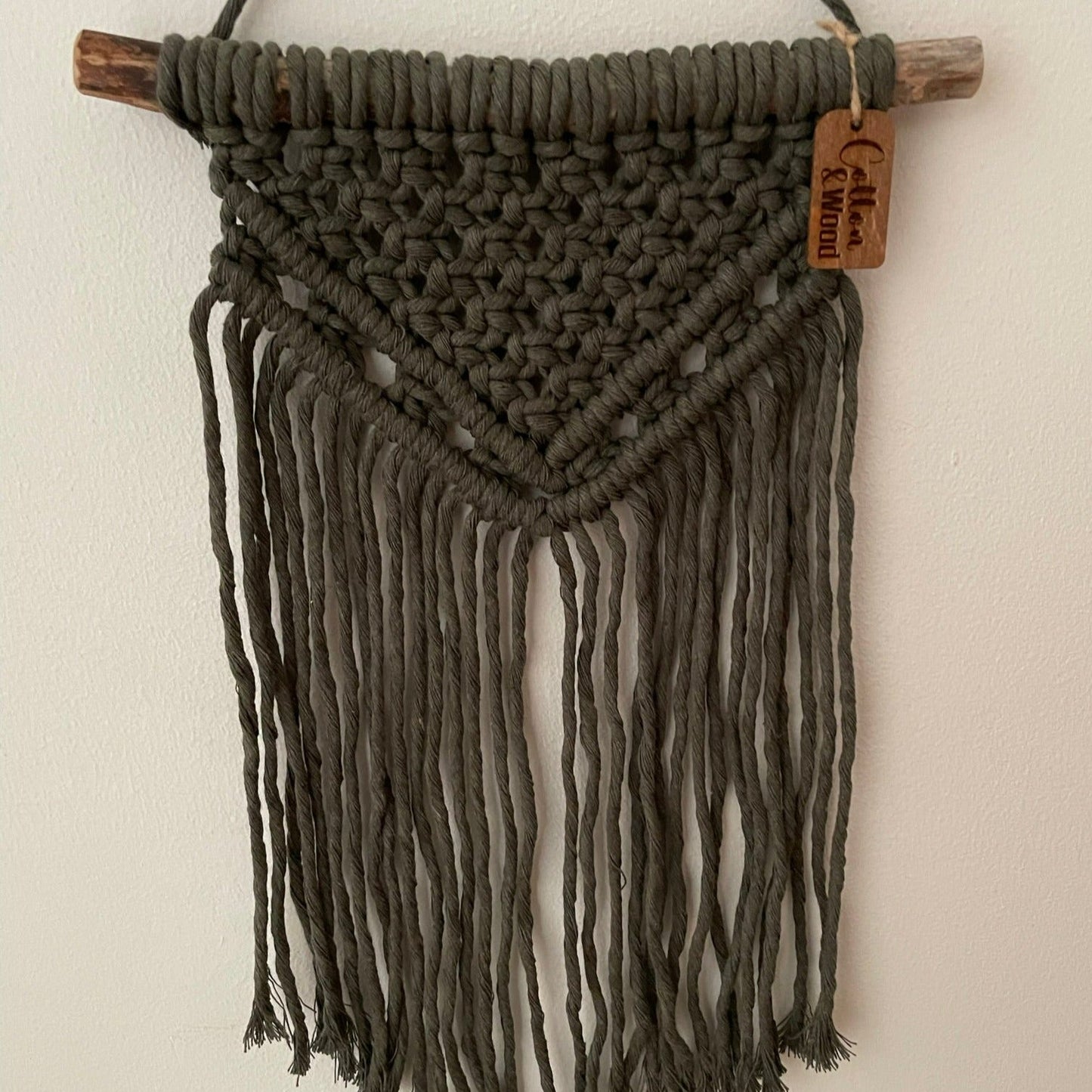 Liten väggbonad - handknuten makramé - Mörk oliv - cottonandwood.se