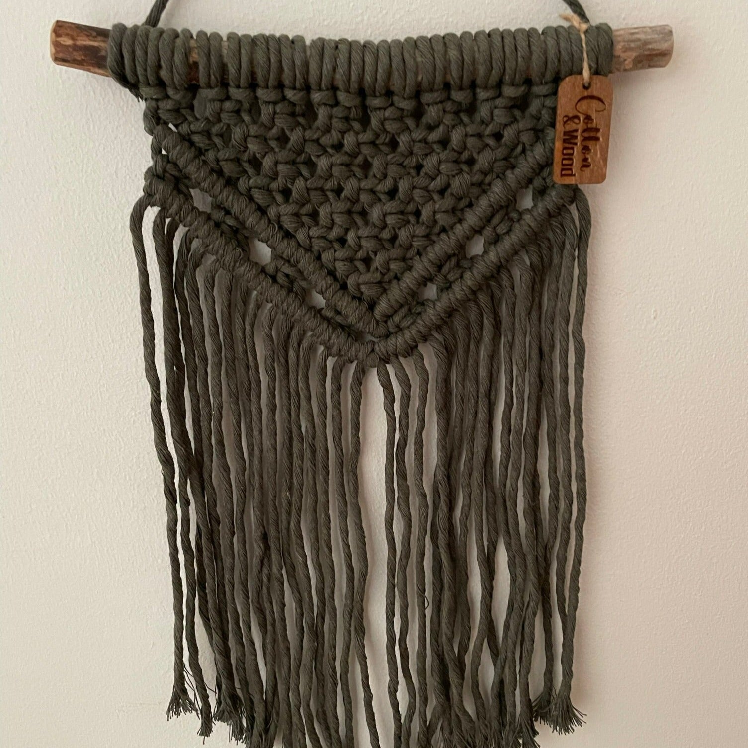 Liten väggbonad - handknuten makramé - Mörk oliv - cottonandwood.se