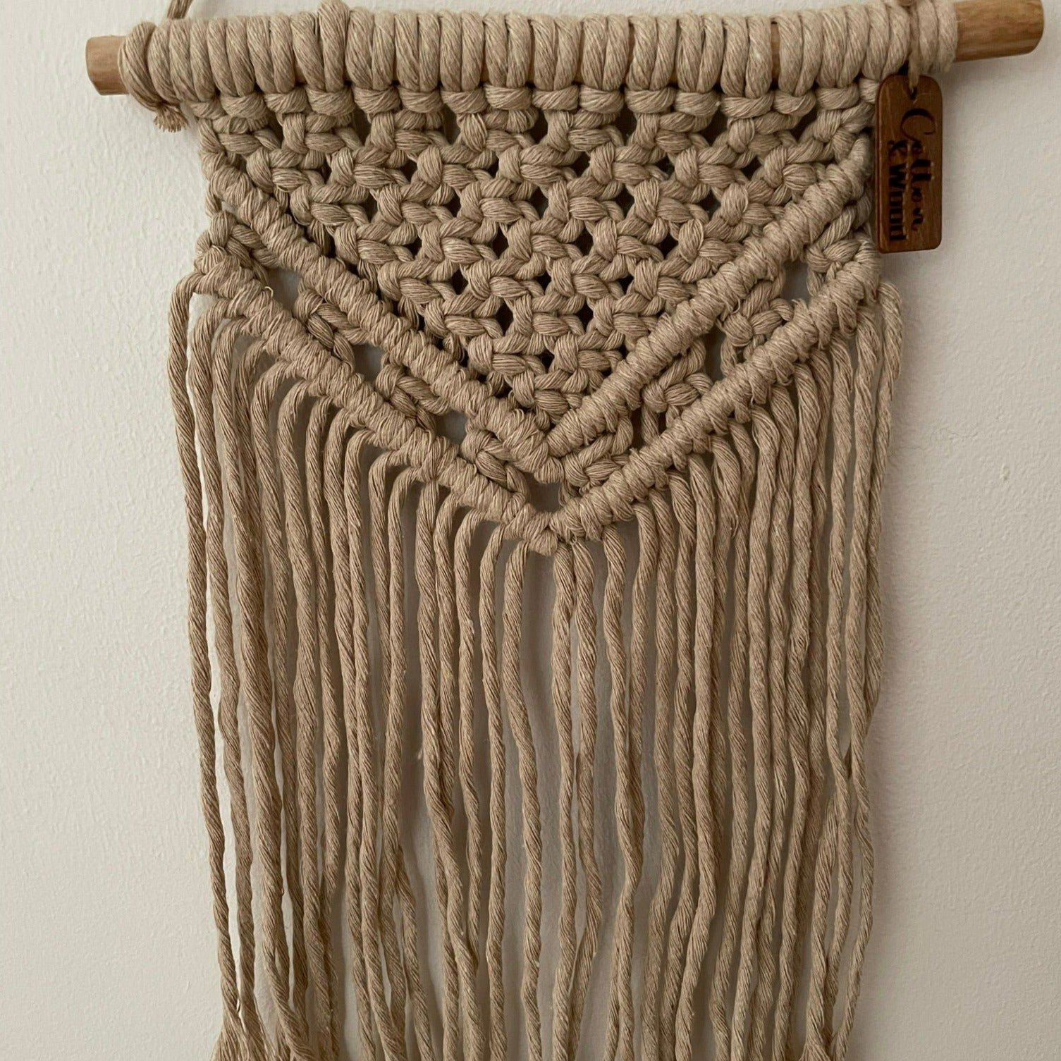 Liten väggbonad - handknuten makramé - Nougat - cottonandwood.se
