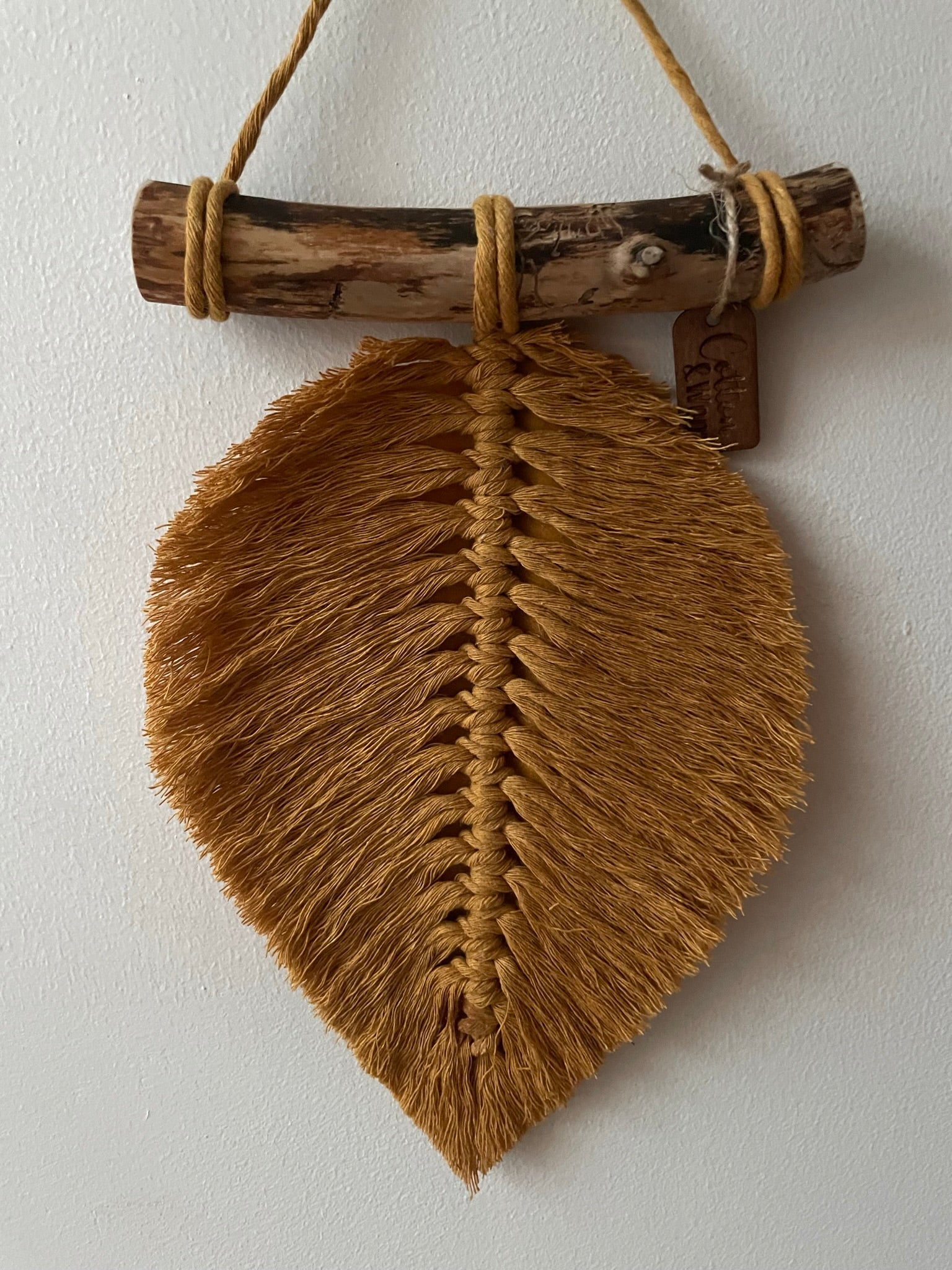 Löv i handknuten Makramé - Senap 2 - cottonandwood.se