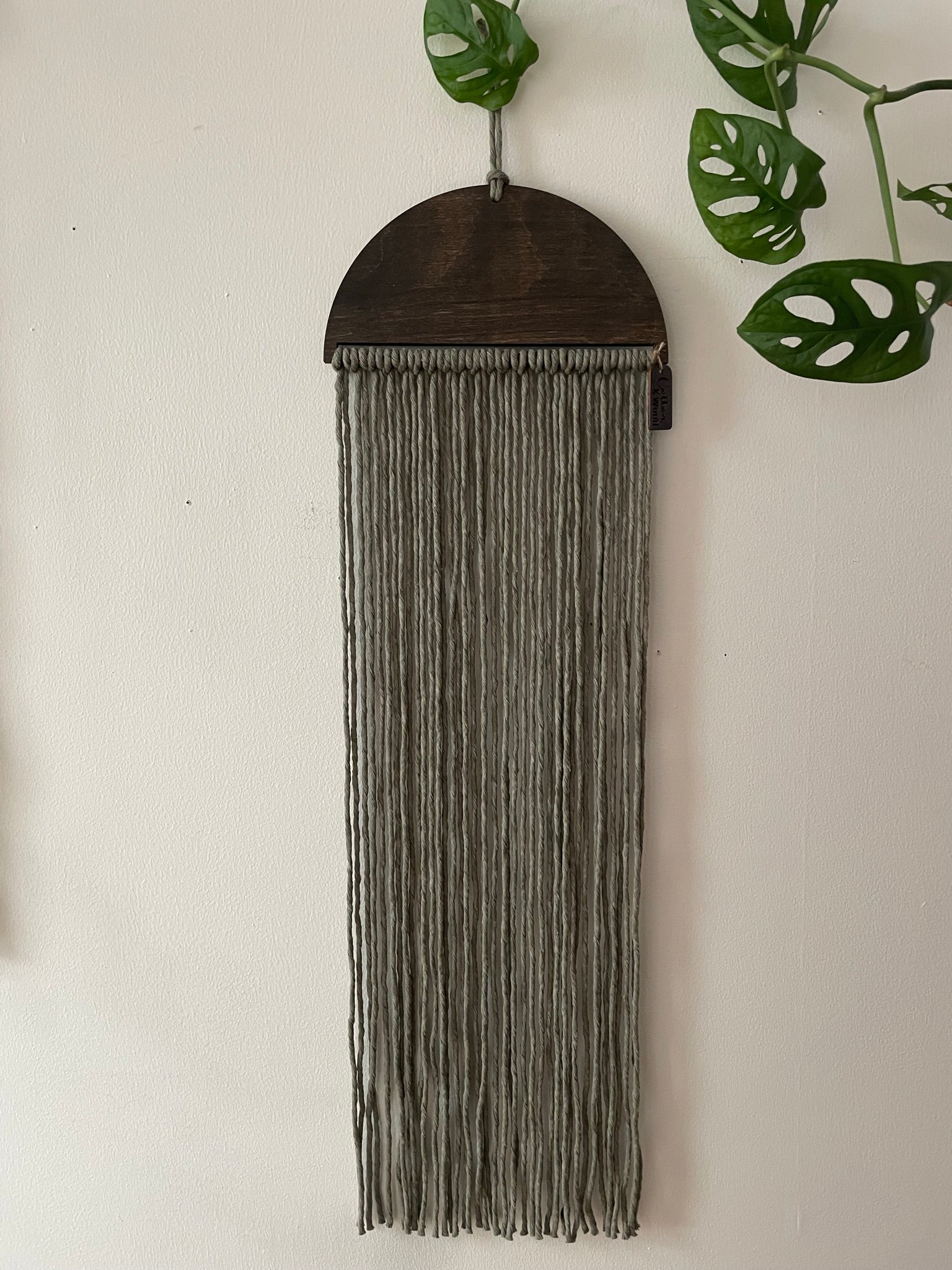 Minimalistisk väggbonad - handknuten makramé - Grågrön - cottonandwood.se