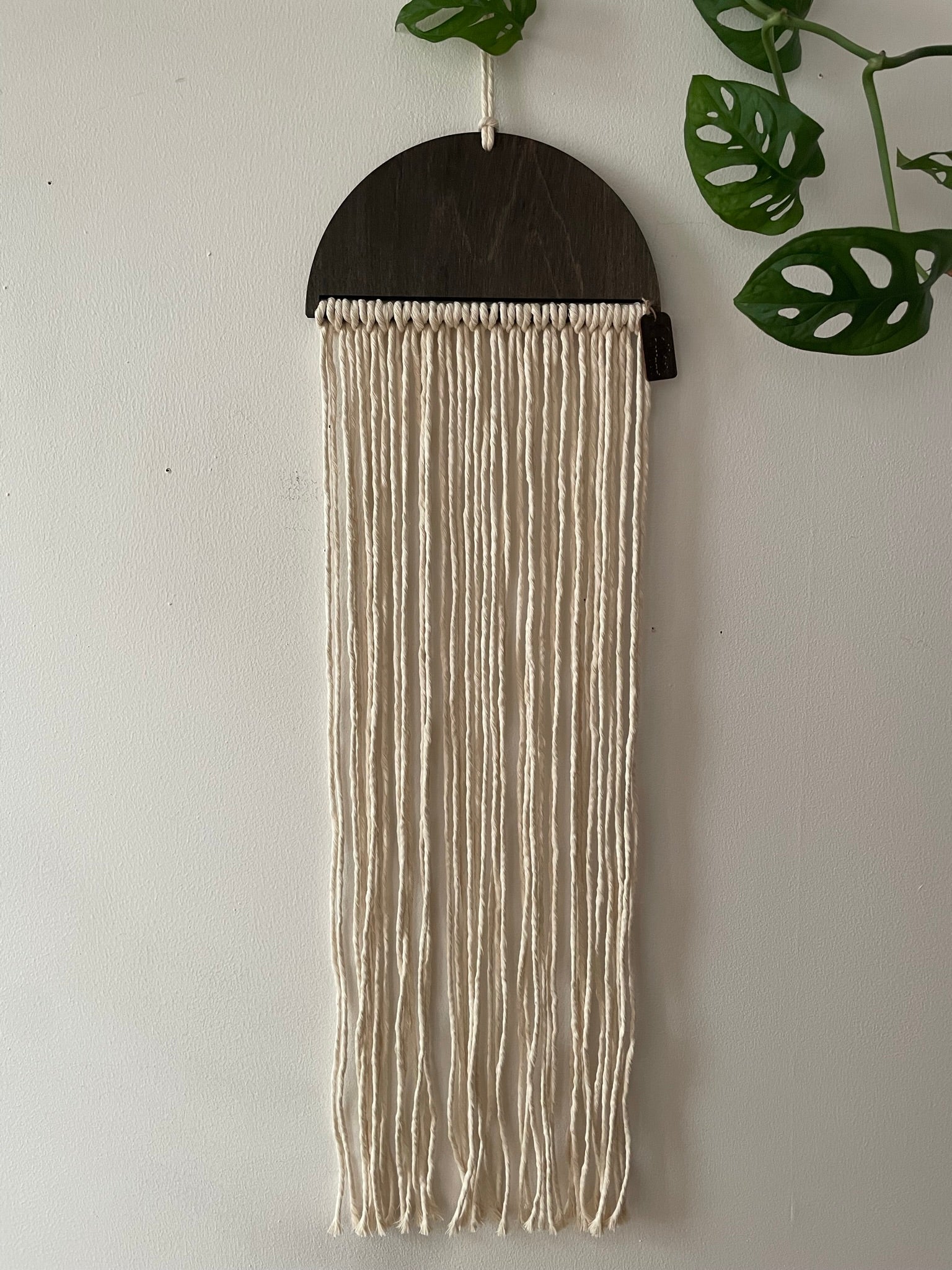 Minimalistisk väggbonad - handknuten makramé - Naturvit - cottonandwood.se