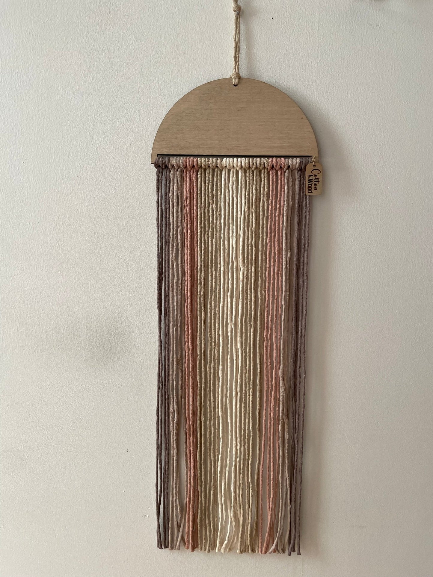 Minimalistisk väggbonad till barnrummet - handknuten makramé - Naturlig - cottonandwood.se