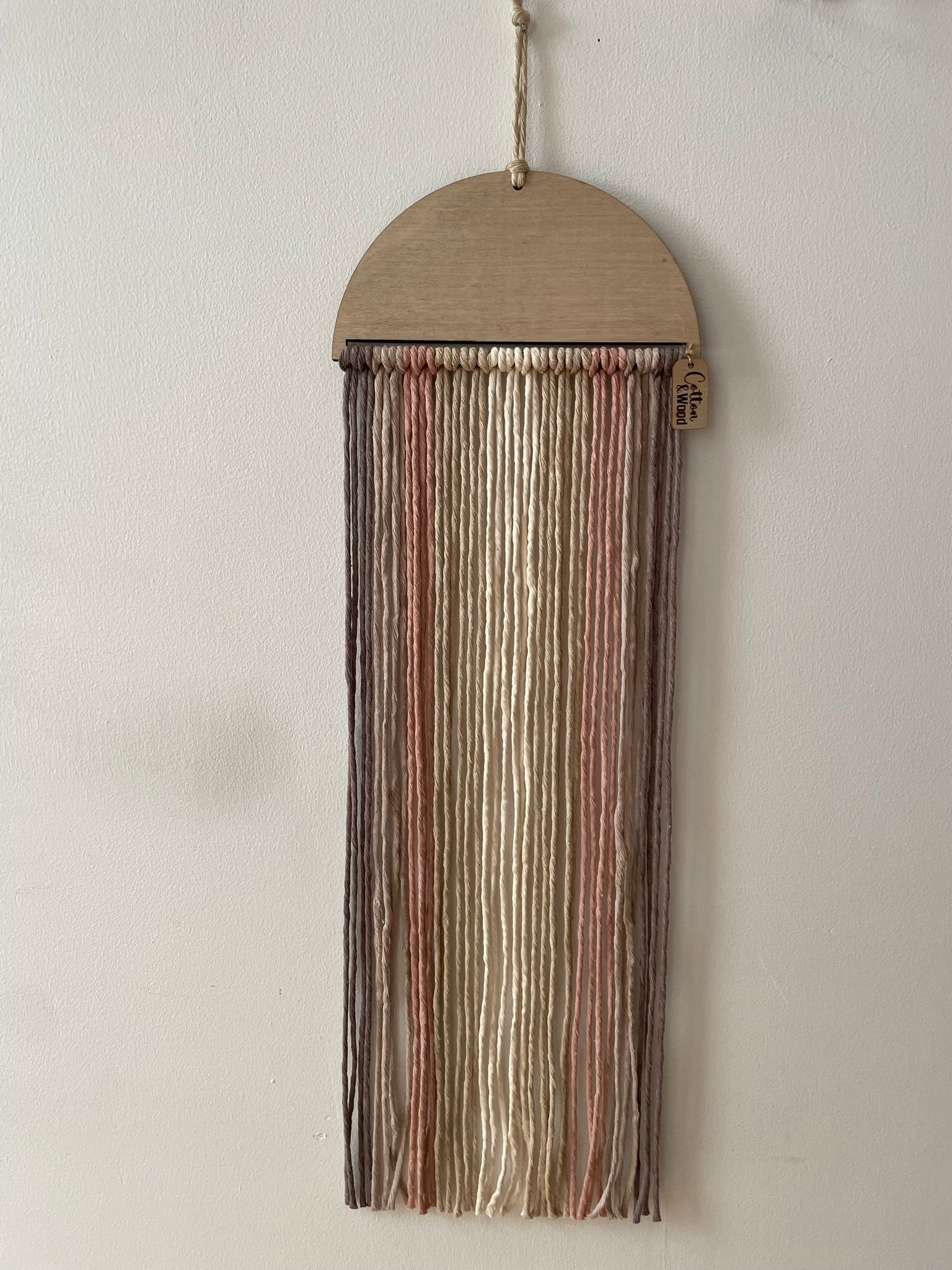 Minimalistisk väggbonad till barnrummet - handknuten makramé - Naturlig - cottonandwood.se