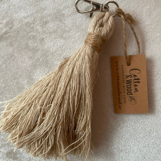 Nyckelring/väsksmycke - handknuten makramé "tassel" - Beige - cottonandwood.se